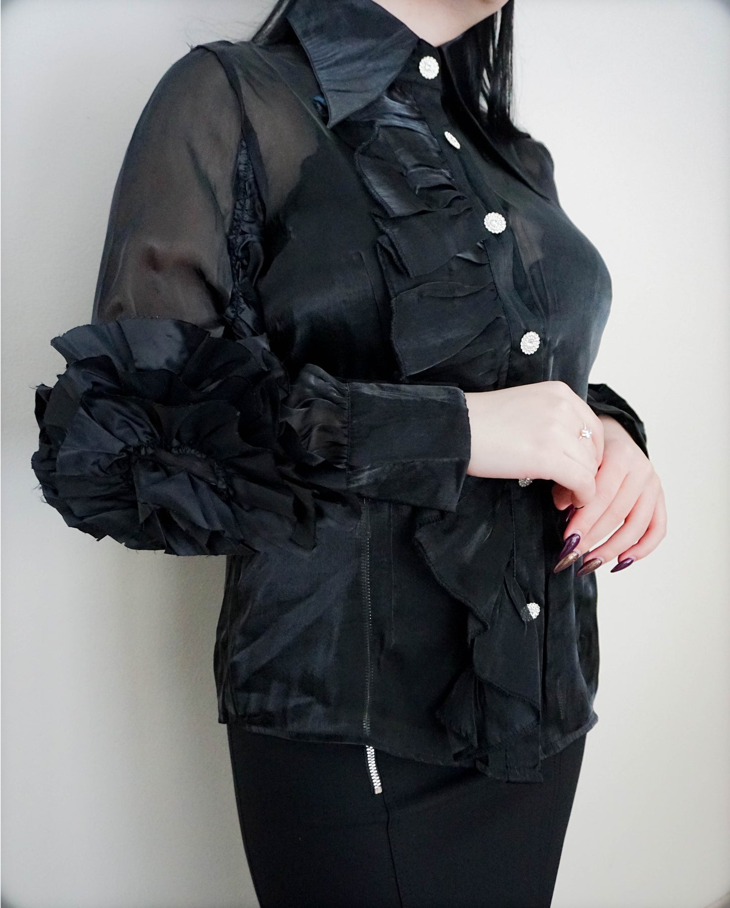 Черна прозрачна дамска риза с дълъг ръкав, обемни набори и ефектен акцент цвете на деколтето, модел Elicia