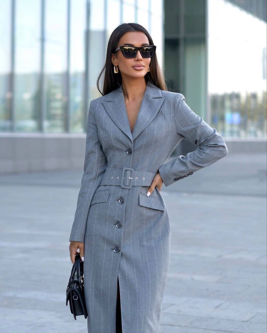 Елегантна дамска рокля тип сако в сив цвят, дължина под коляното, слим кройка, колан и копчета, модел Elicia