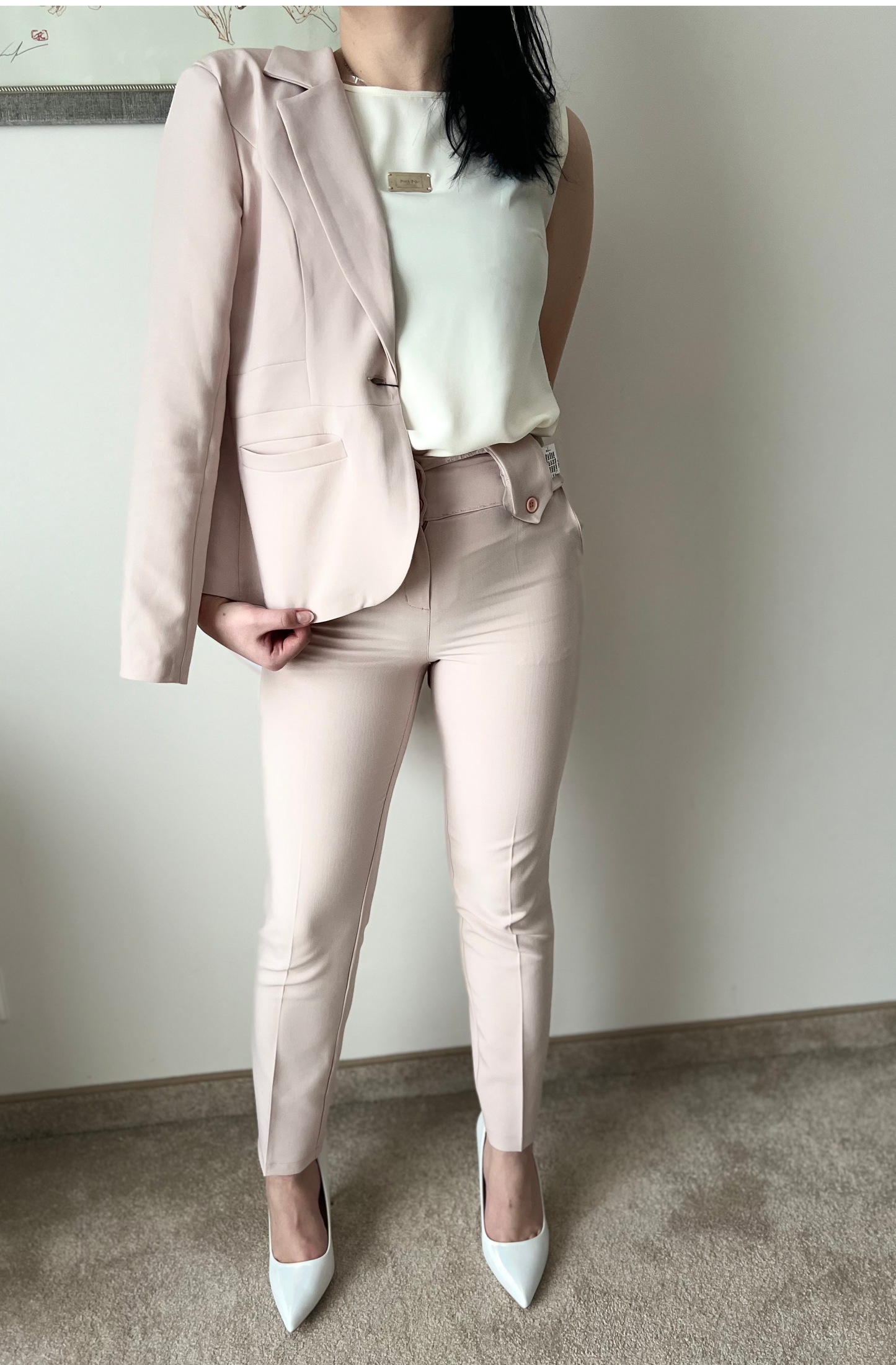 Дамски елегантен костюм в цвят пудра, вталено сако с едно копче и панталон тип цигара с дължина до глезена, модел Elicia