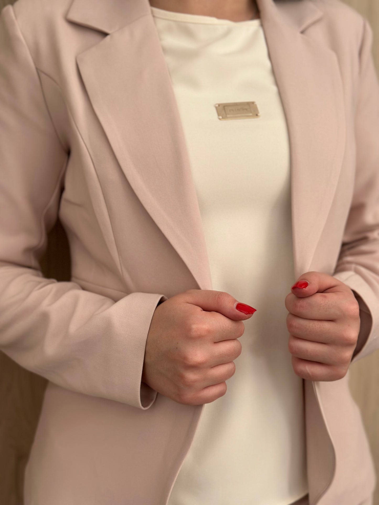 Дамско елегантно сако в цвят пудра, вталена кройка с един бутон и дълги ръкави, модел Elicia