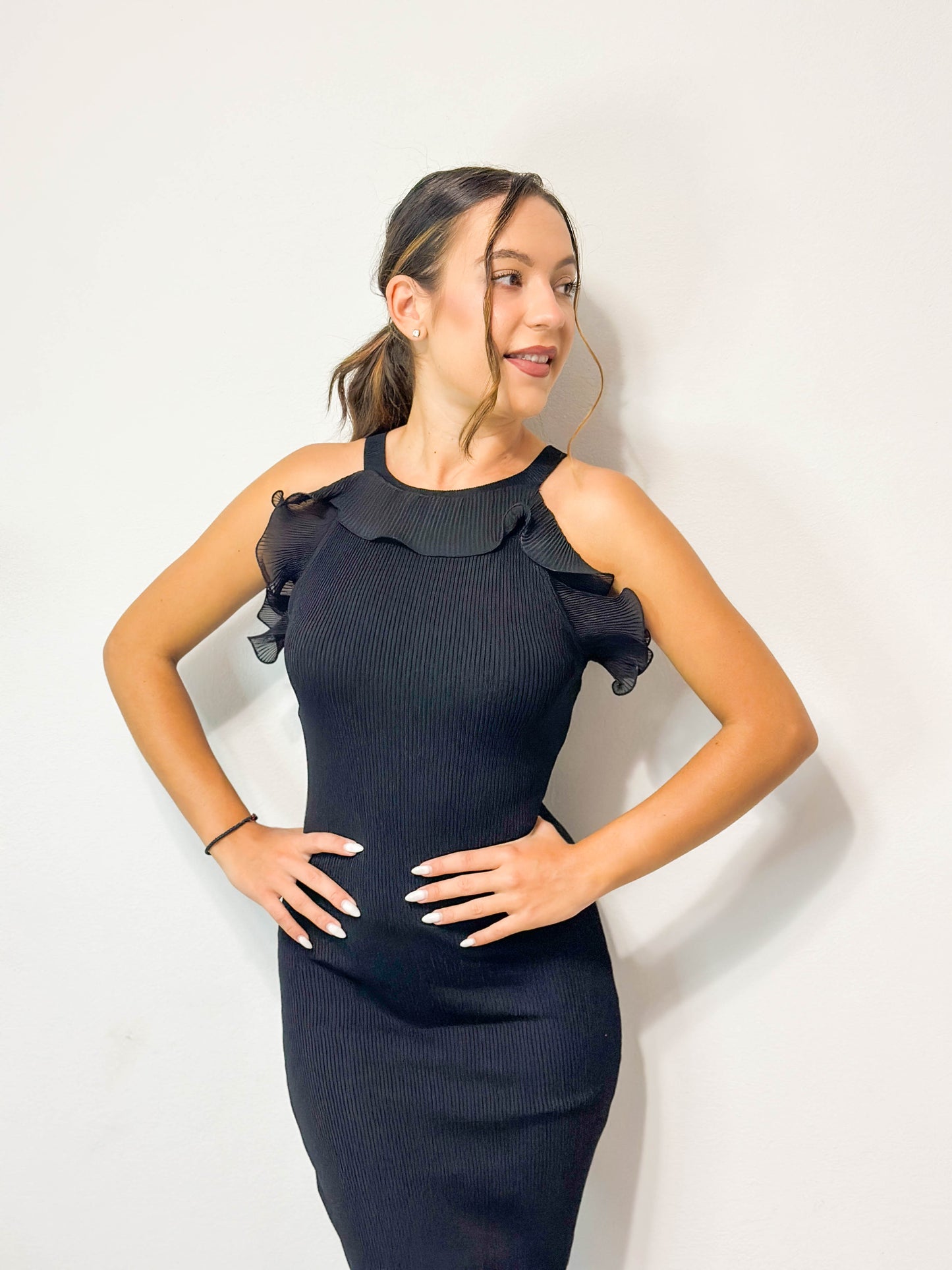 Дамска черна дълга рокля от рипс, втален силует по тялото, изработена от вискоза и полиамид, модел Elicia