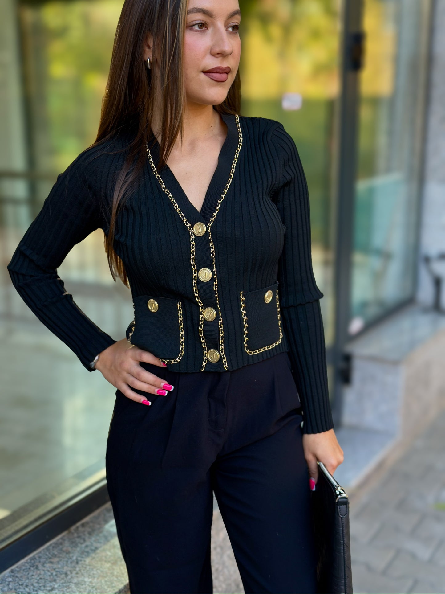Черна дамска къса жилетка с дълъг ръкав, златисти копчета и златен кант на джобовете, рибена плетка, модел Elicia