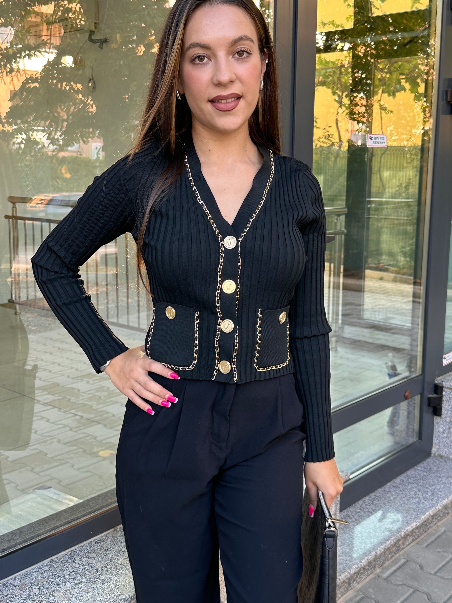 Черна дамска къса жилетка с дълъг ръкав, златисти копчета и златен кант на джобовете, рибена плетка, модел Elicia