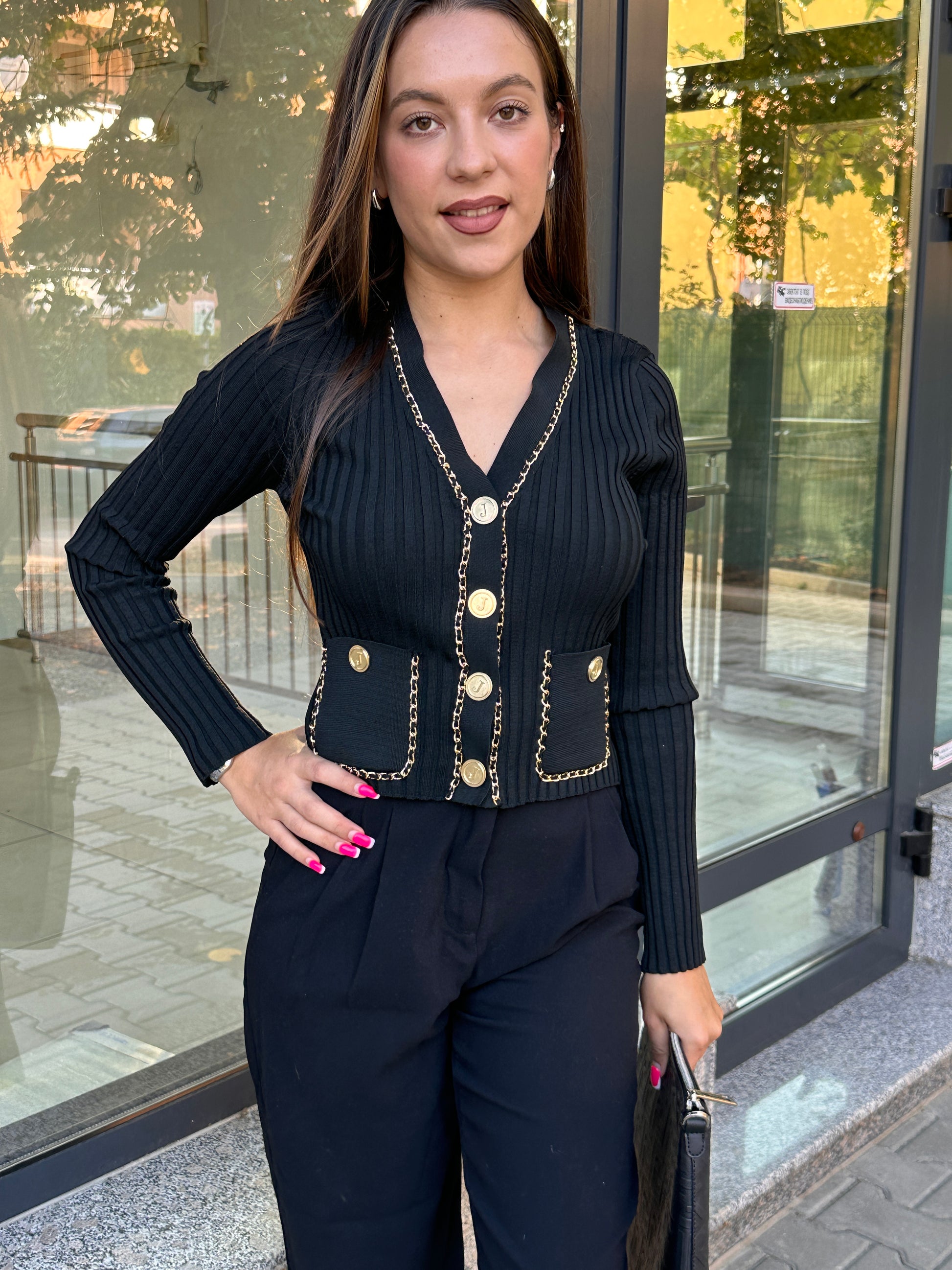 Черна дамска къса жилетка с дълъг ръкав, златисти копчета и златен кант на джобовете, рибена плетка, модел Elicia