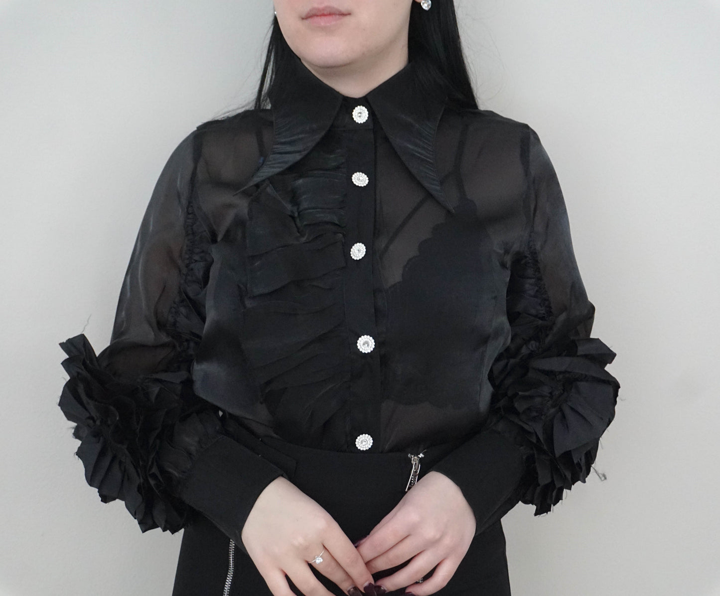 Черна прозрачна дамска риза с дълъг ръкав, обемни набори и ефектен акцент цвете на деколтето, модел Elicia