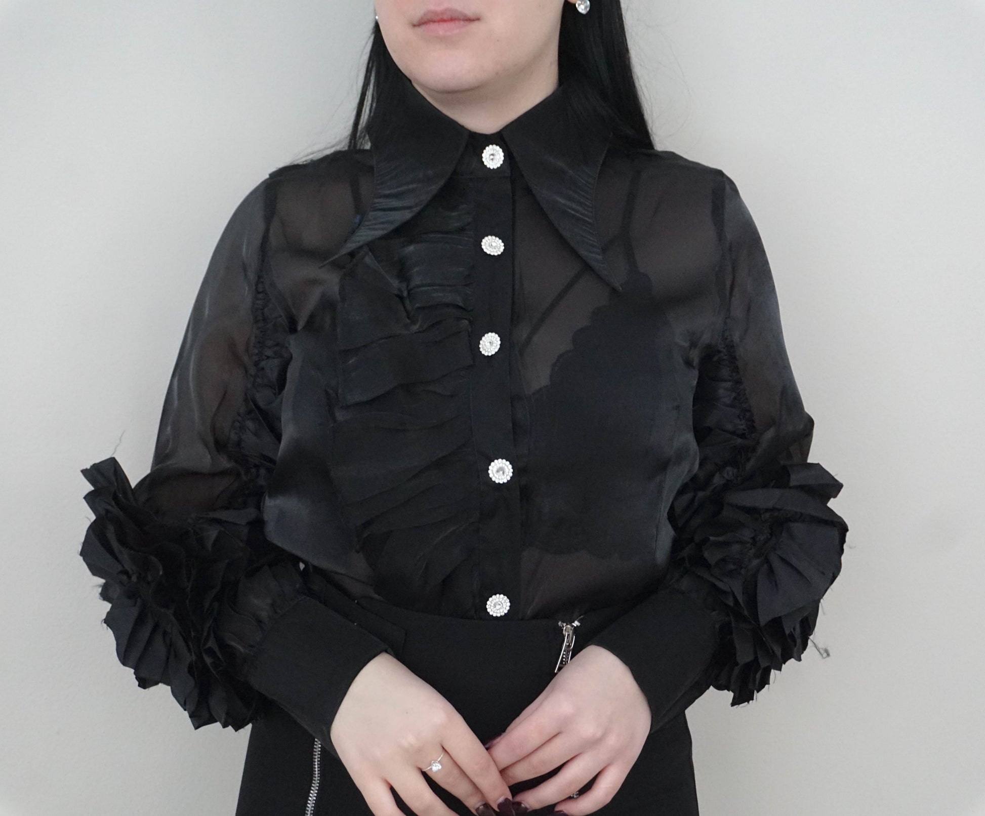 Черна прозрачна дамска риза с дълъг ръкав, обемни набори и ефектен акцент цвете на деколтето, модел Elicia