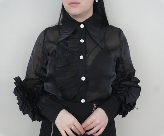 Черна прозрачна дамска риза с дълъг ръкав, обемни набори и ефектен акцент цвете на деколтето, модел Elicia