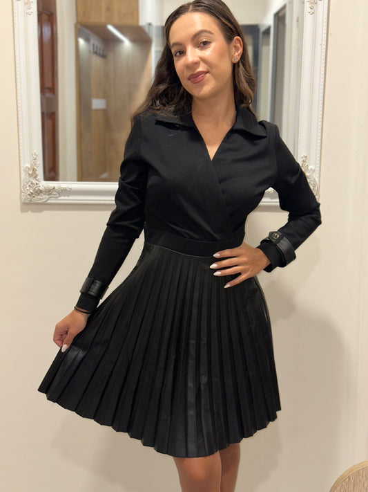 Черна дамска рокля с кожено (или имитация на кожа) плисе на полата, дълъг ръкав и прегърнат силует, модел Elicia
