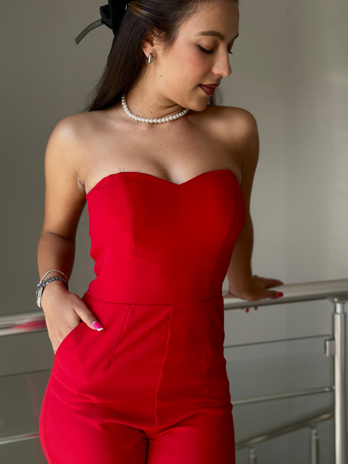 Червен дамски елегантен гащеризон с вталена кройка, бюстие (без презрамки) и тесен крачол, модел Elicia