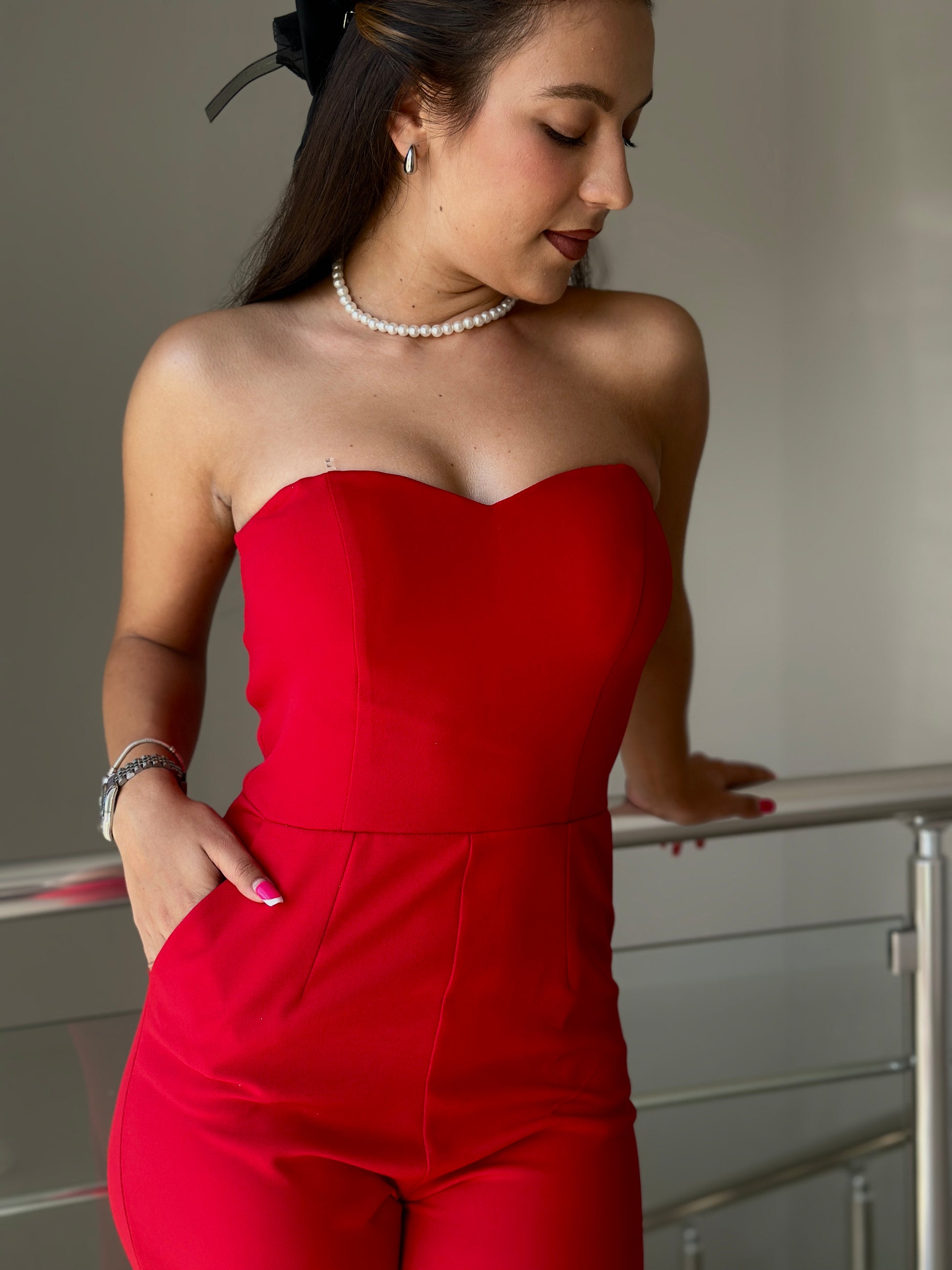 Червен дамски елегантен гащеризон с вталена кройка, бюстие (без презрамки) и тесен крачол, модел Elicia