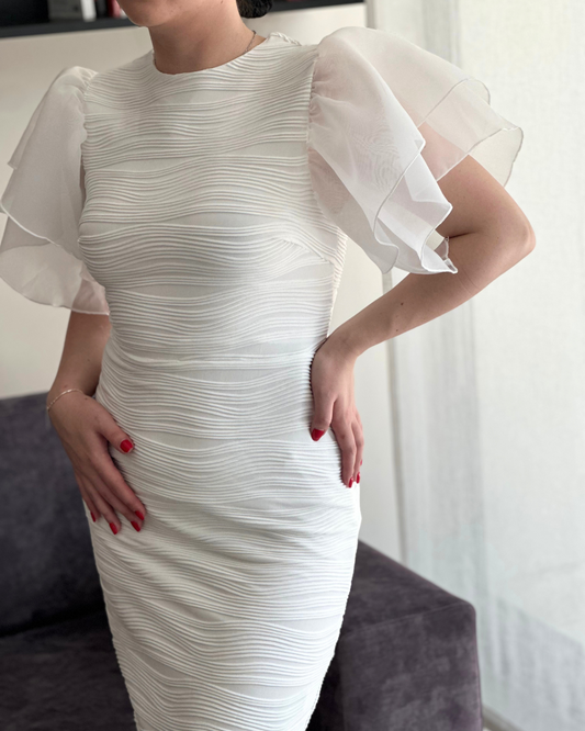 Бяла дамска вталена рокля с къс ръкав от двоен воал, обло деколте и текстуриран плат, модел Elicia