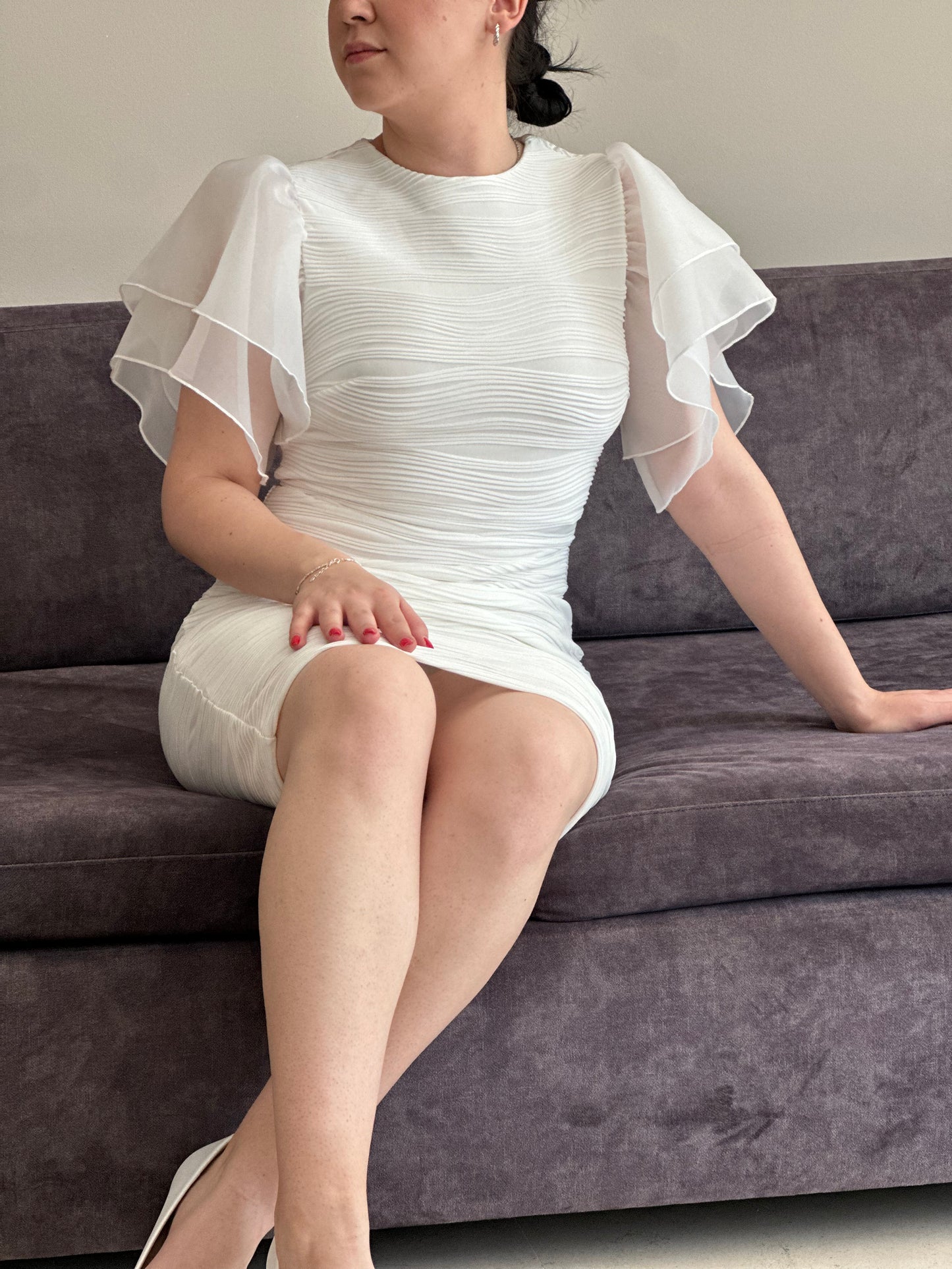 Бяла дамска вталена рокля с къс ръкав от двоен воал, обло деколте и текстуриран плат, модел Elicia