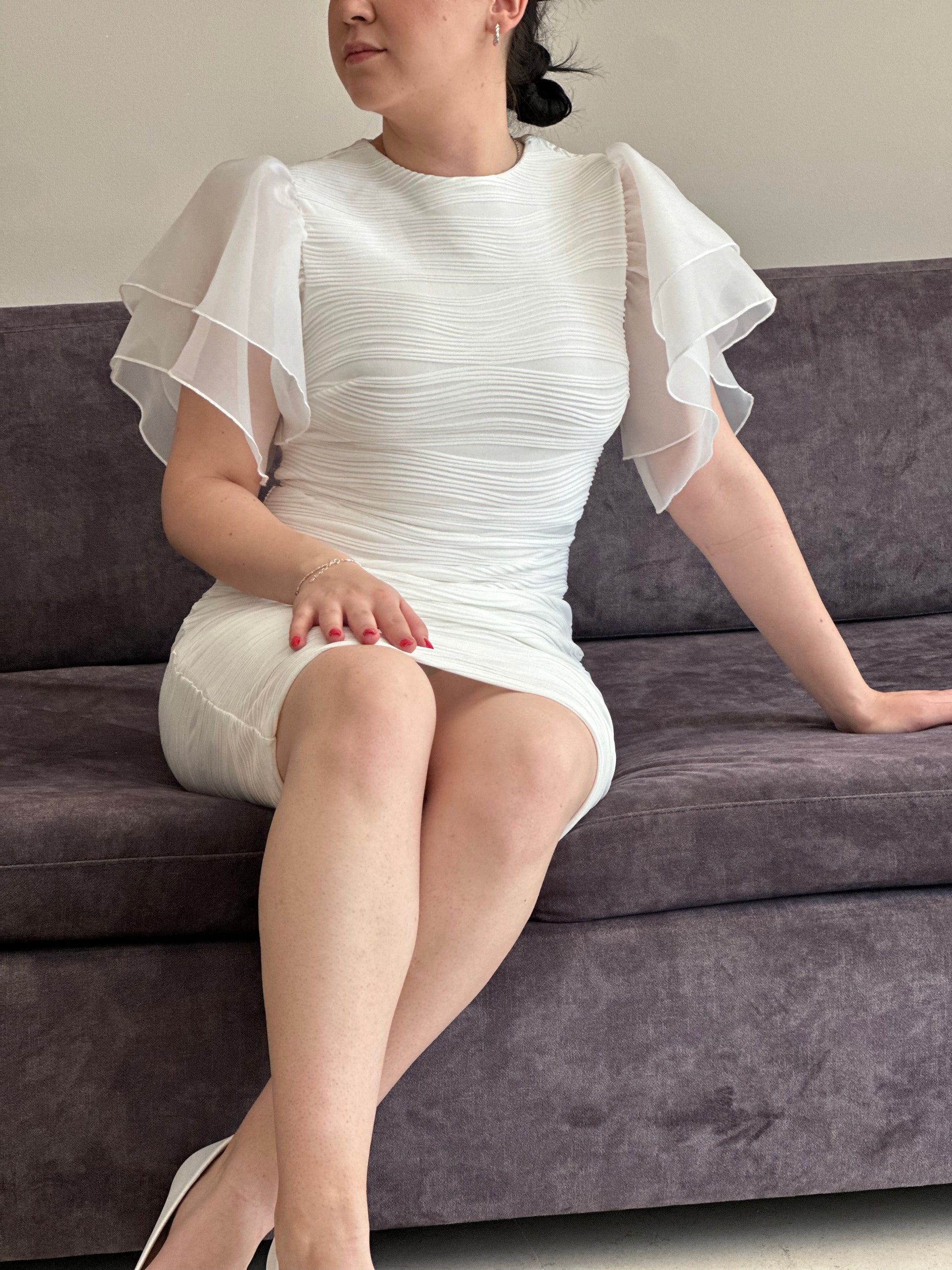 Бяла дамска вталена рокля с къс ръкав от двоен воал, обло деколте и текстуриран плат, модел Elicia