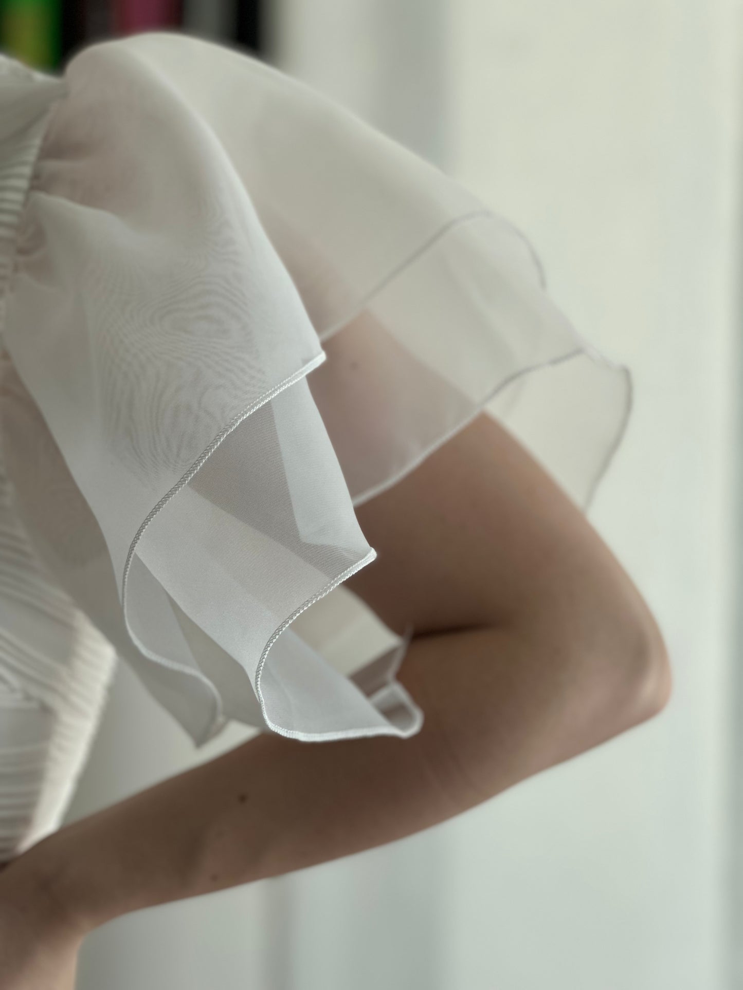 Бяла дамска вталена рокля с къс ръкав от двоен воал, обло деколте и текстуриран плат, модел Elicia