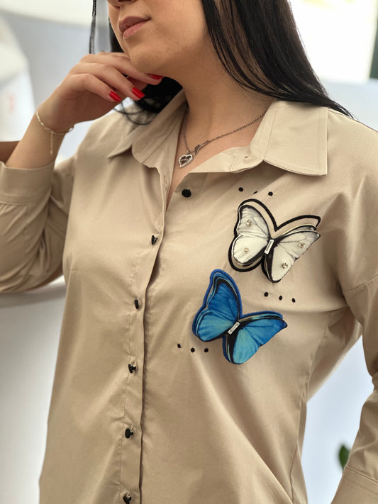 Дамска ефирна риза в бежов цвят, дълъг ръкав, с акцент пеперуди и класическа яка, модел Elicia