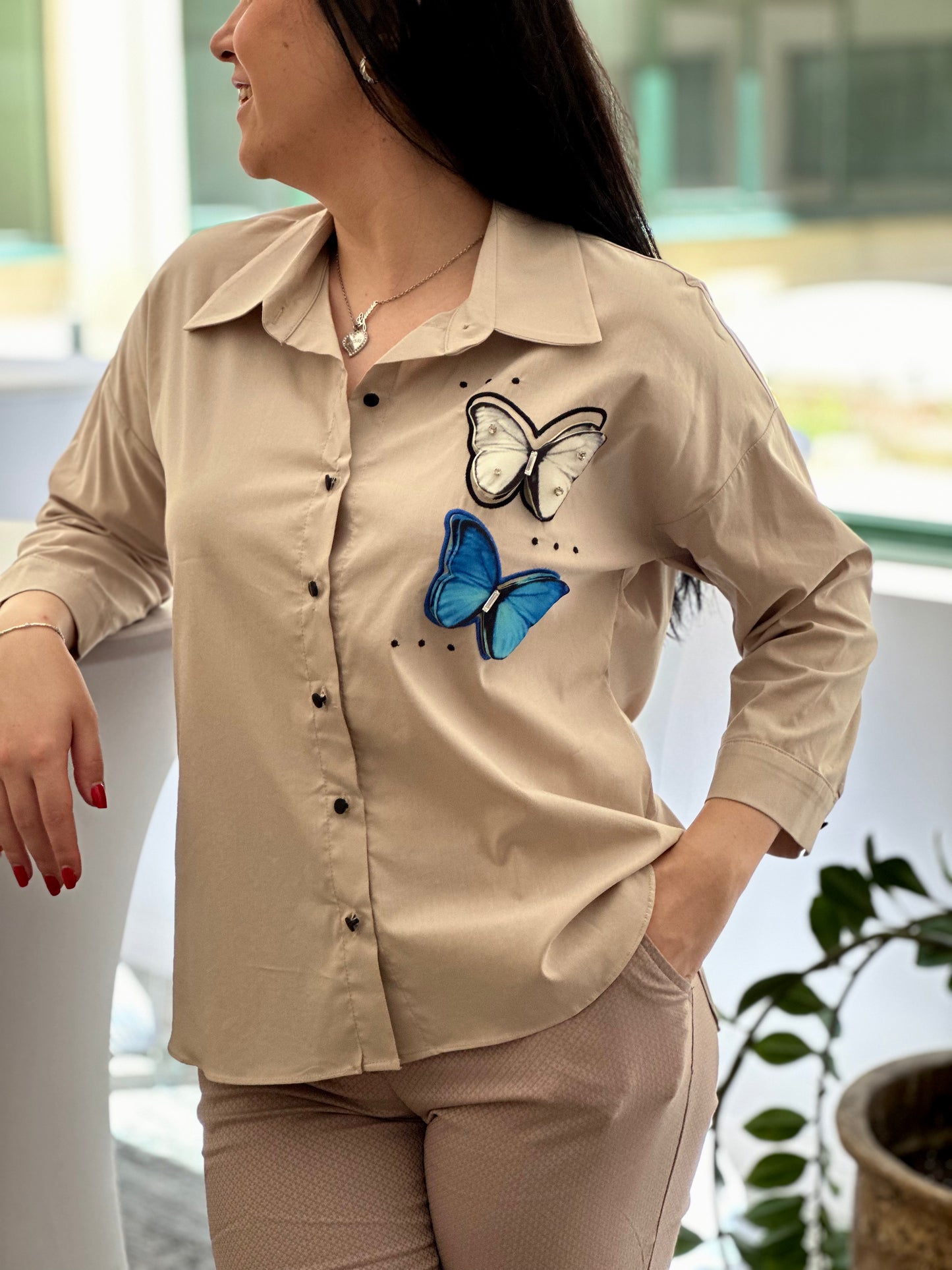 Дамска ефирна риза в бежов цвят, дълъг ръкав, с акцент пеперуди и класическа яка, модел Elicia