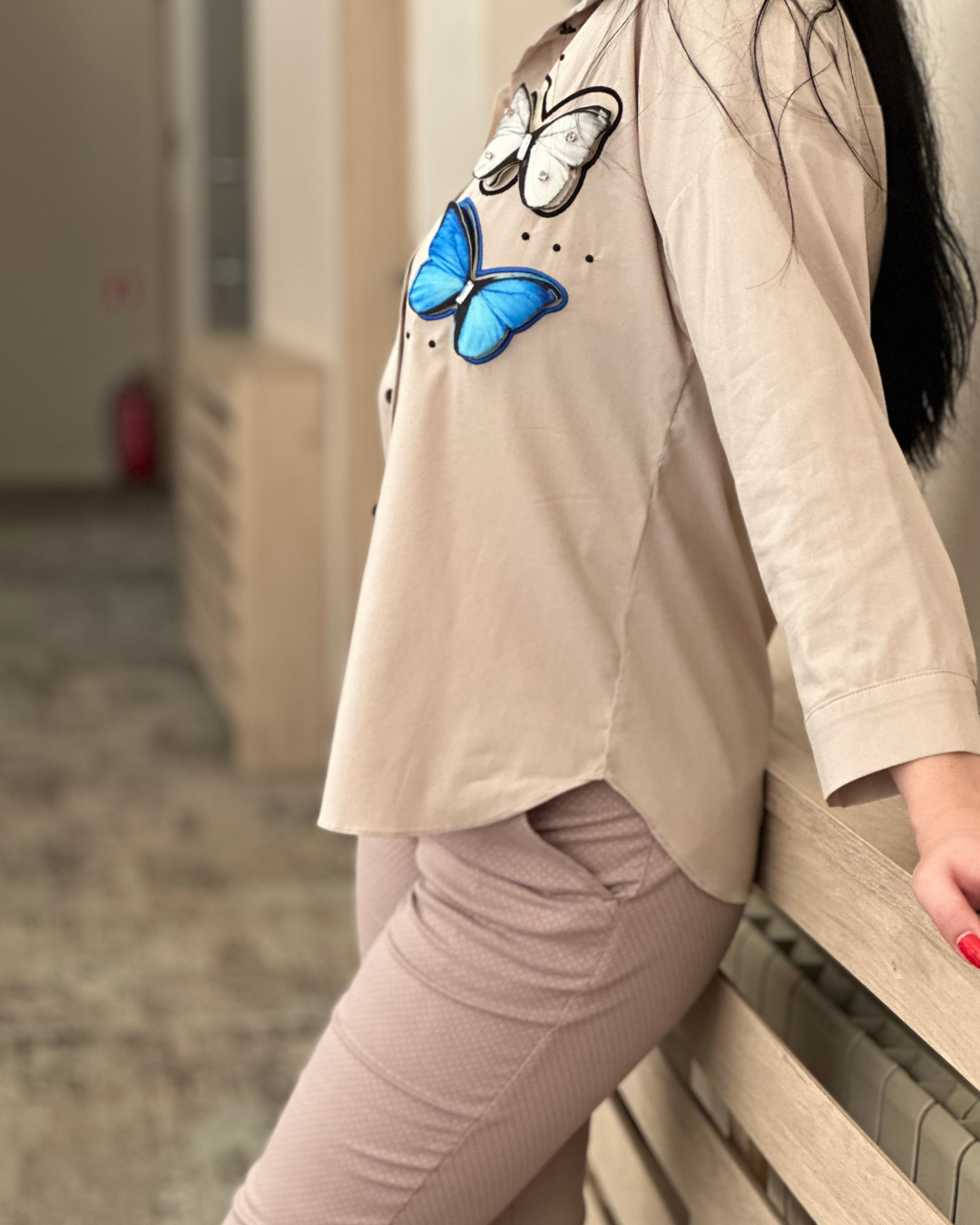 Дамска ефирна риза в бежов цвят, дълъг ръкав, с акцент пеперуди и класическа яка, модел Elicia