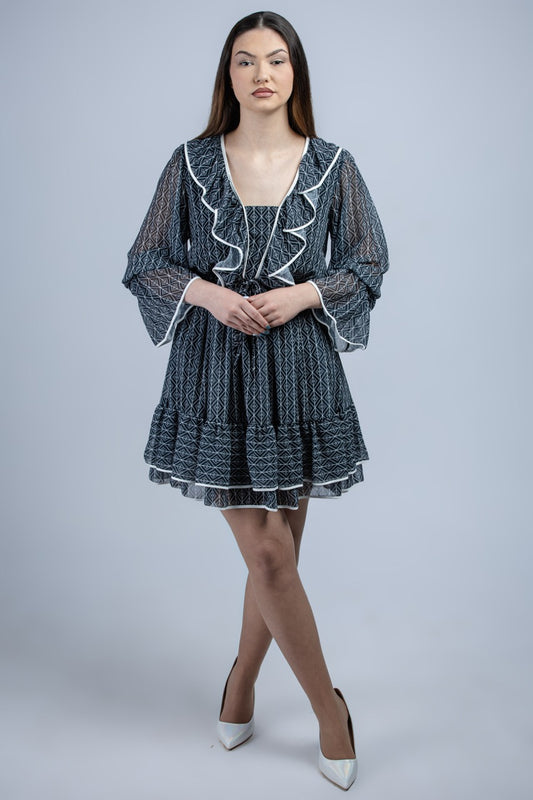 Ефирна дамска рокля на етажи в черно-бяла шарка, с дълъг прозрачен ръкав и обемни набори, модел Elicia