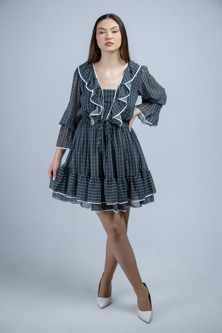 Ефирна дамска рокля на етажи в черно-бяла шарка, с дълъг прозрачен ръкав и обемни набори, модел Elicia