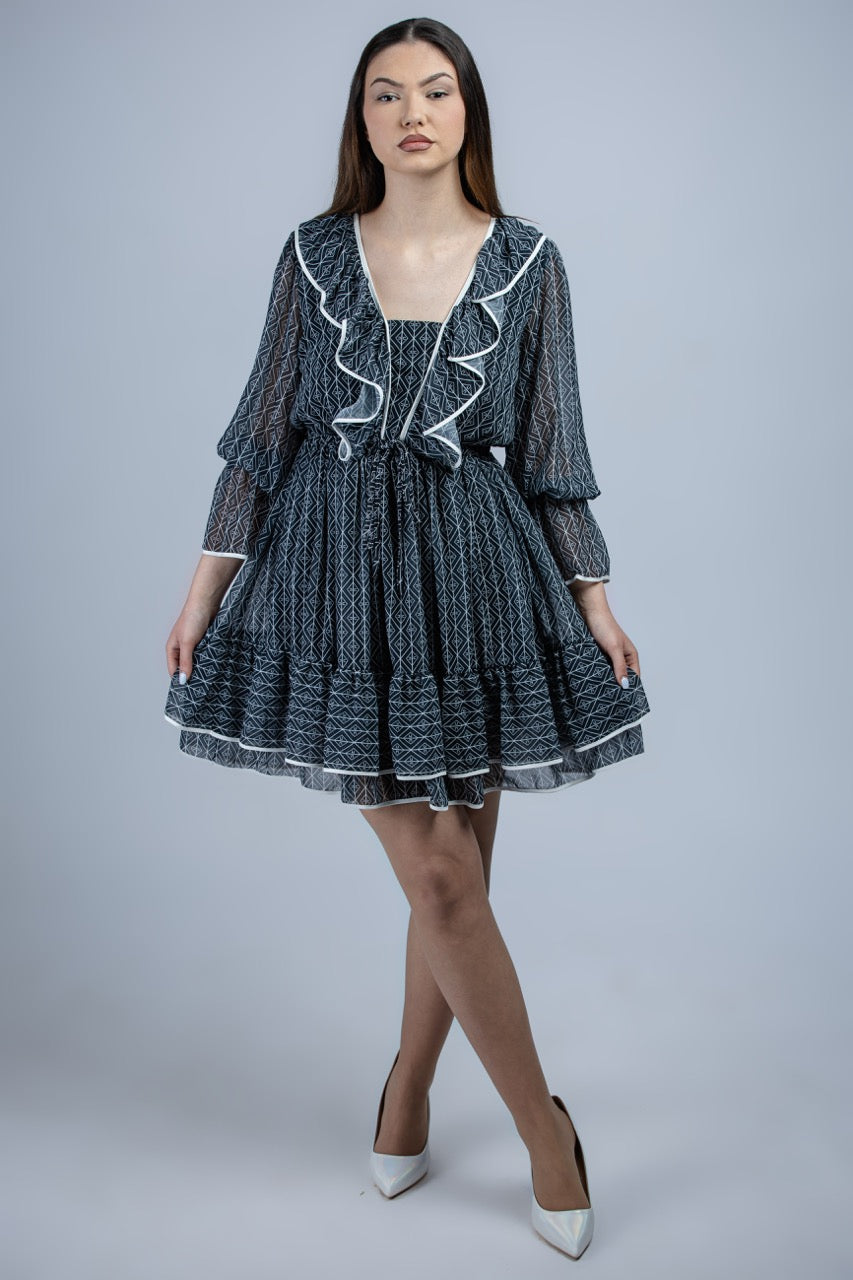 Ефирна дамска рокля на етажи в черно-бяла шарка, с дълъг прозрачен ръкав и обемни набори, модел Elicia