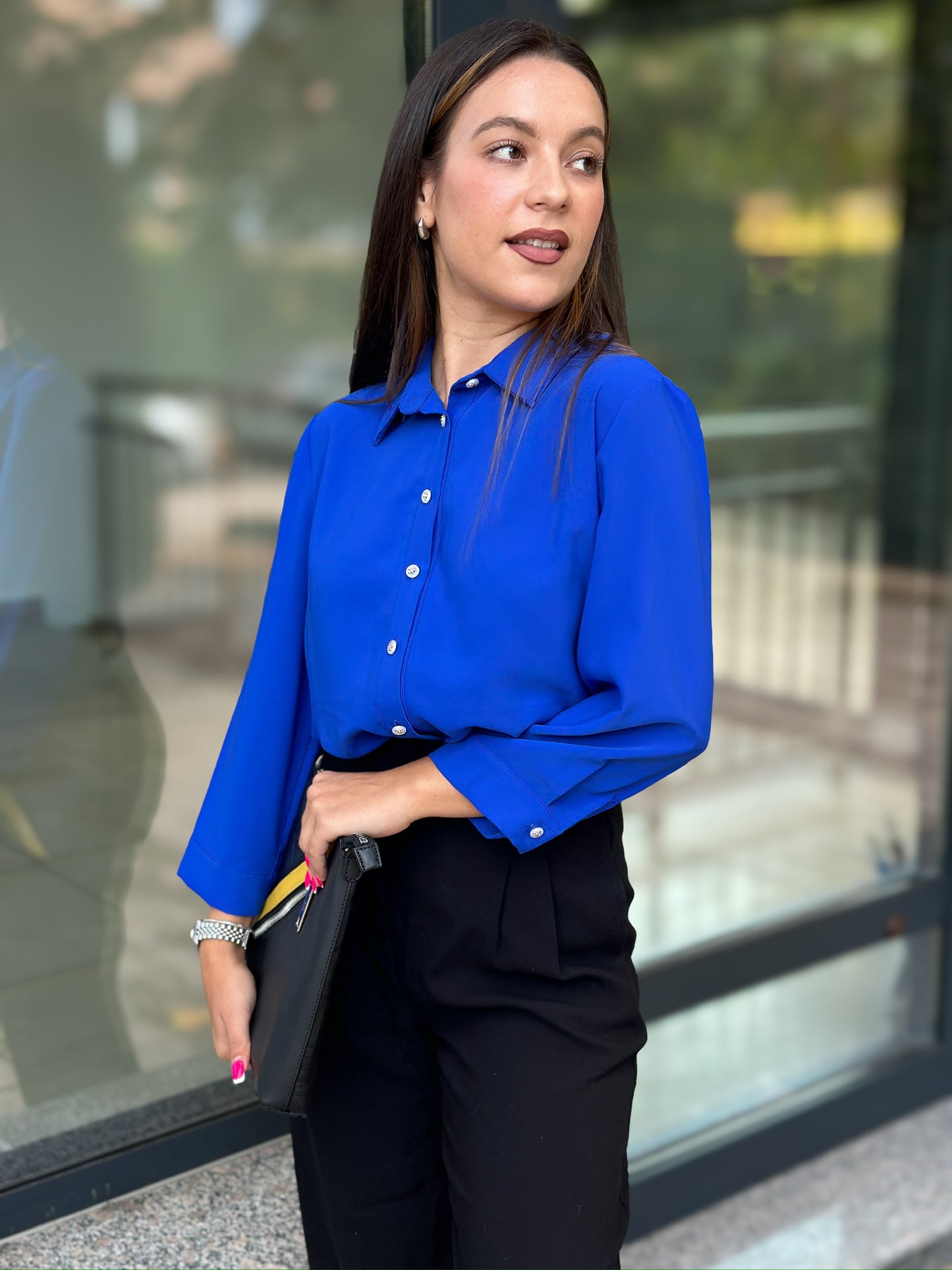 Дамска елегантна риза в кралско син цвят със сатенен блясък, свободна кройка, дълъг ръкав и класическа яка, модел Elicia