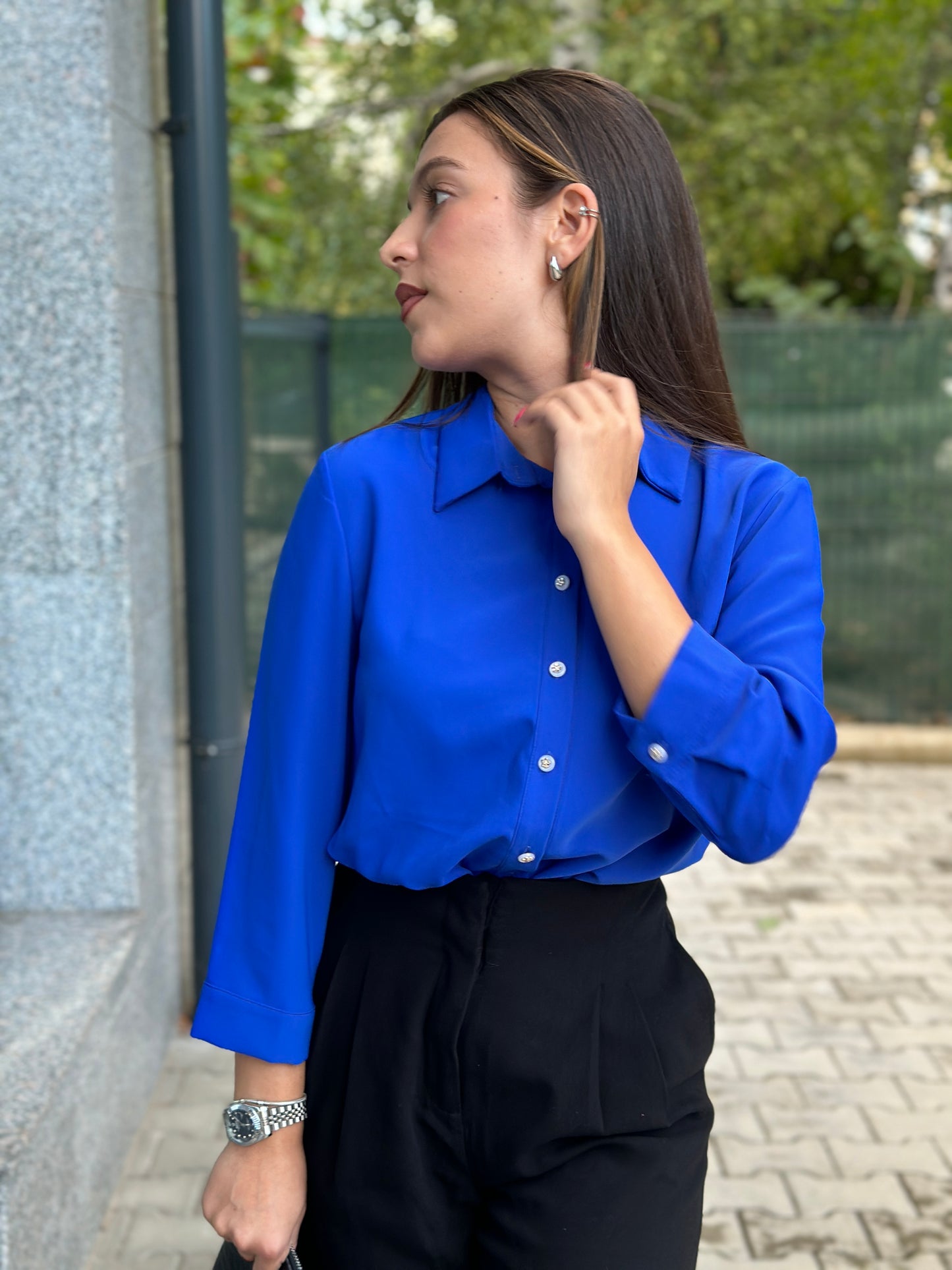 Дамска елегантна риза в кралско син цвят със сатенен блясък, свободна кройка, дълъг ръкав и класическа яка, модел Elicia
