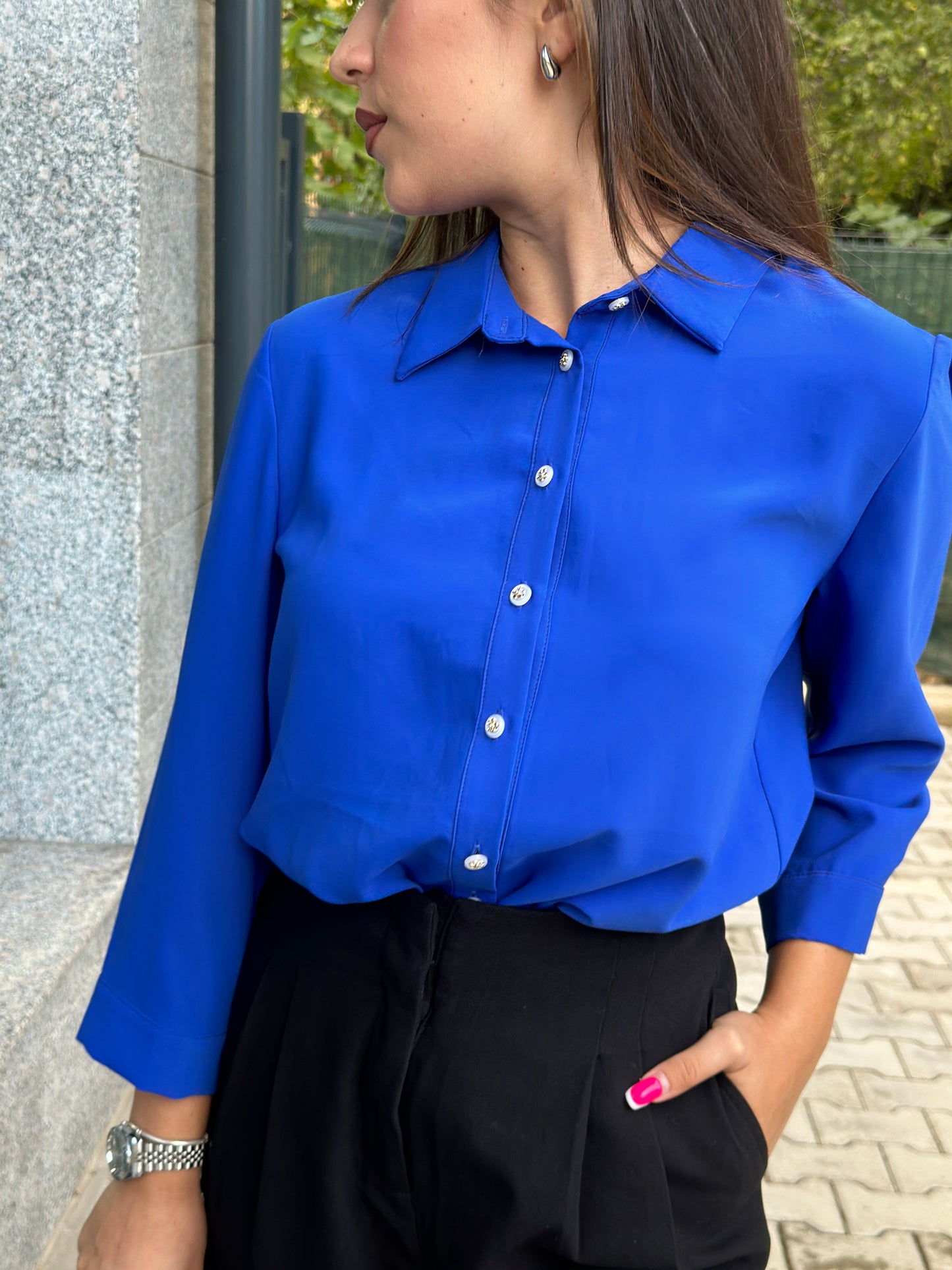 Действие: Добавете описателен текст: Дамска елегантна риза в кралско син цвят със сатенен блясък, свободна кройка, дълъг ръкав и класическа яка, модел Elicia