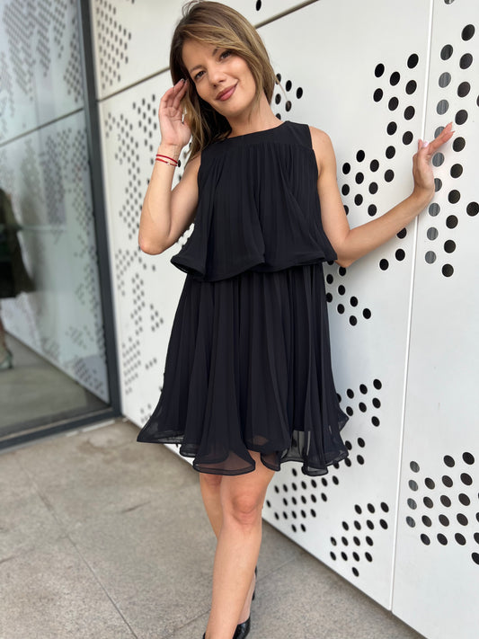 Дамска черна рокля на етажи, къса, с разкроена плисирана пола и без ръкави, модел Elicia.