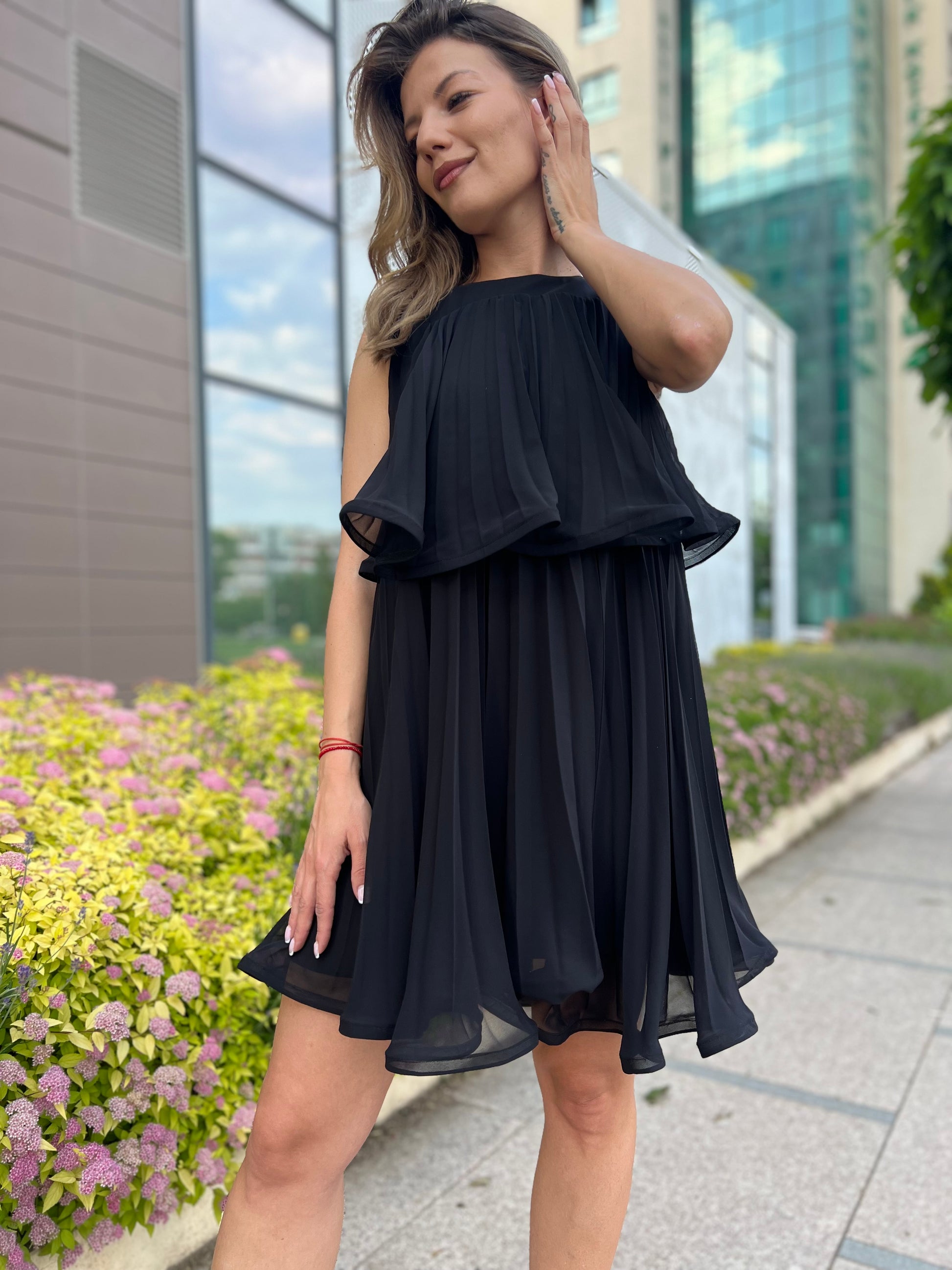 Дамска черна рокля на етажи, къса, с разкроена плисирана пола и без ръкави, модел Elicia.