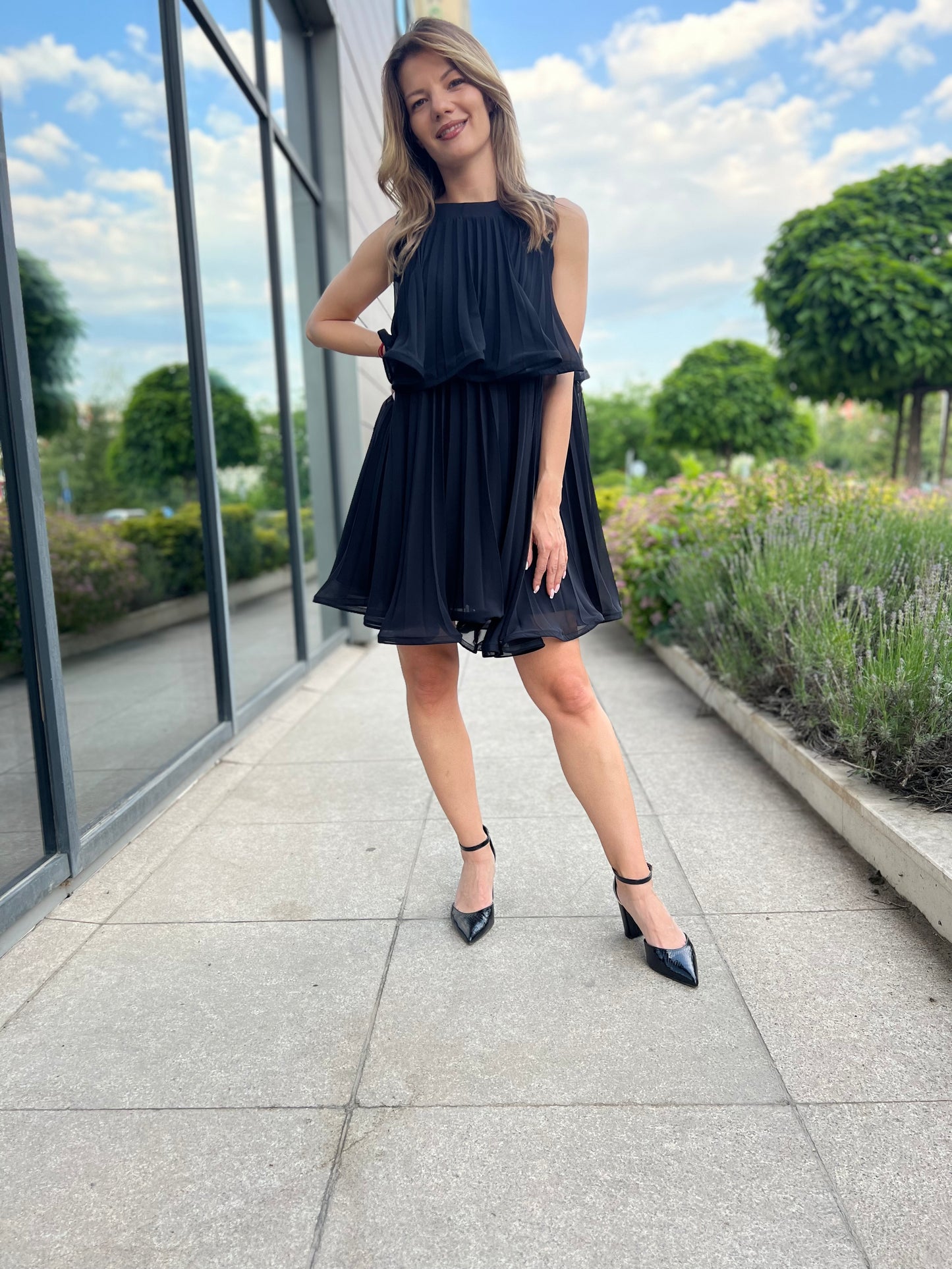 Дамска черна рокля на етажи, къса, с разкроена плисирана пола и без ръкави, модел Elicia.