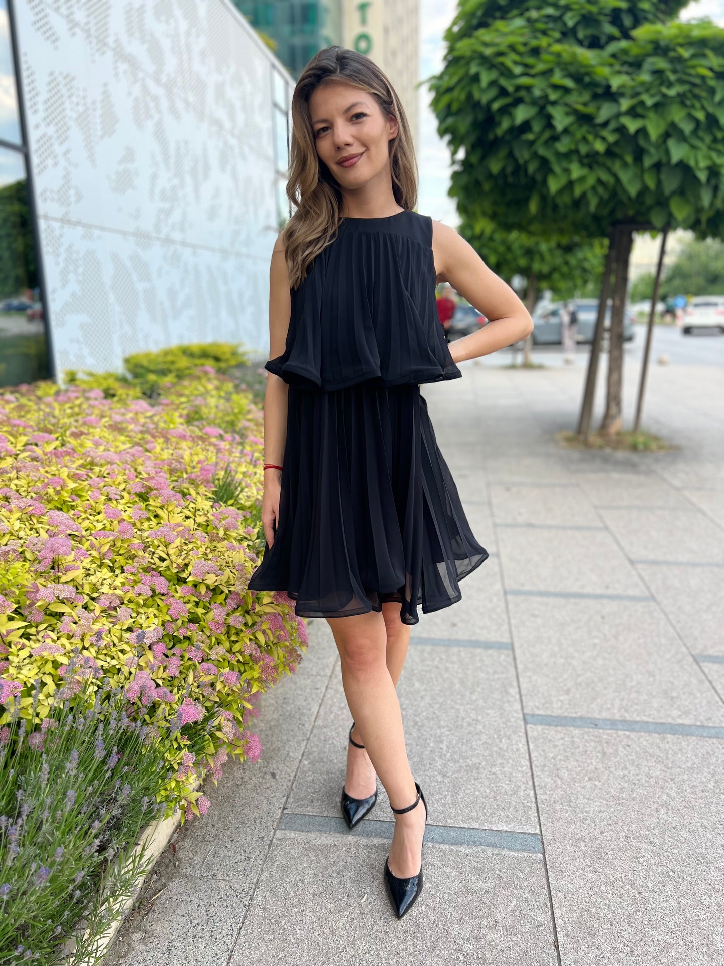 Дамска черна рокля на етажи, къса, с разкроена плисирана пола и без ръкави, модел Elicia.