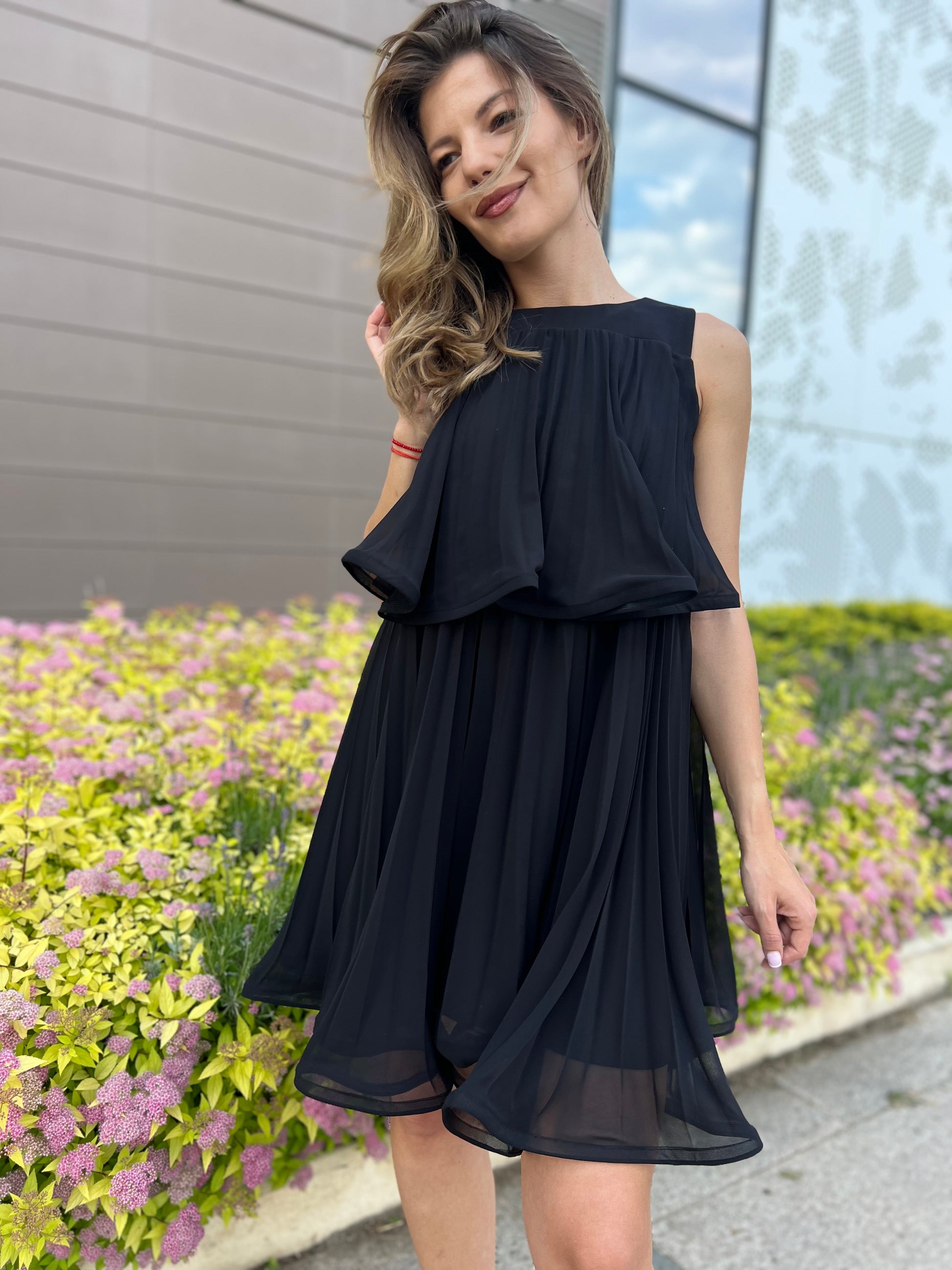 Дамска черна рокля на етажи, къса, с разкроена плисирана пола и без ръкави, модел Elicia.