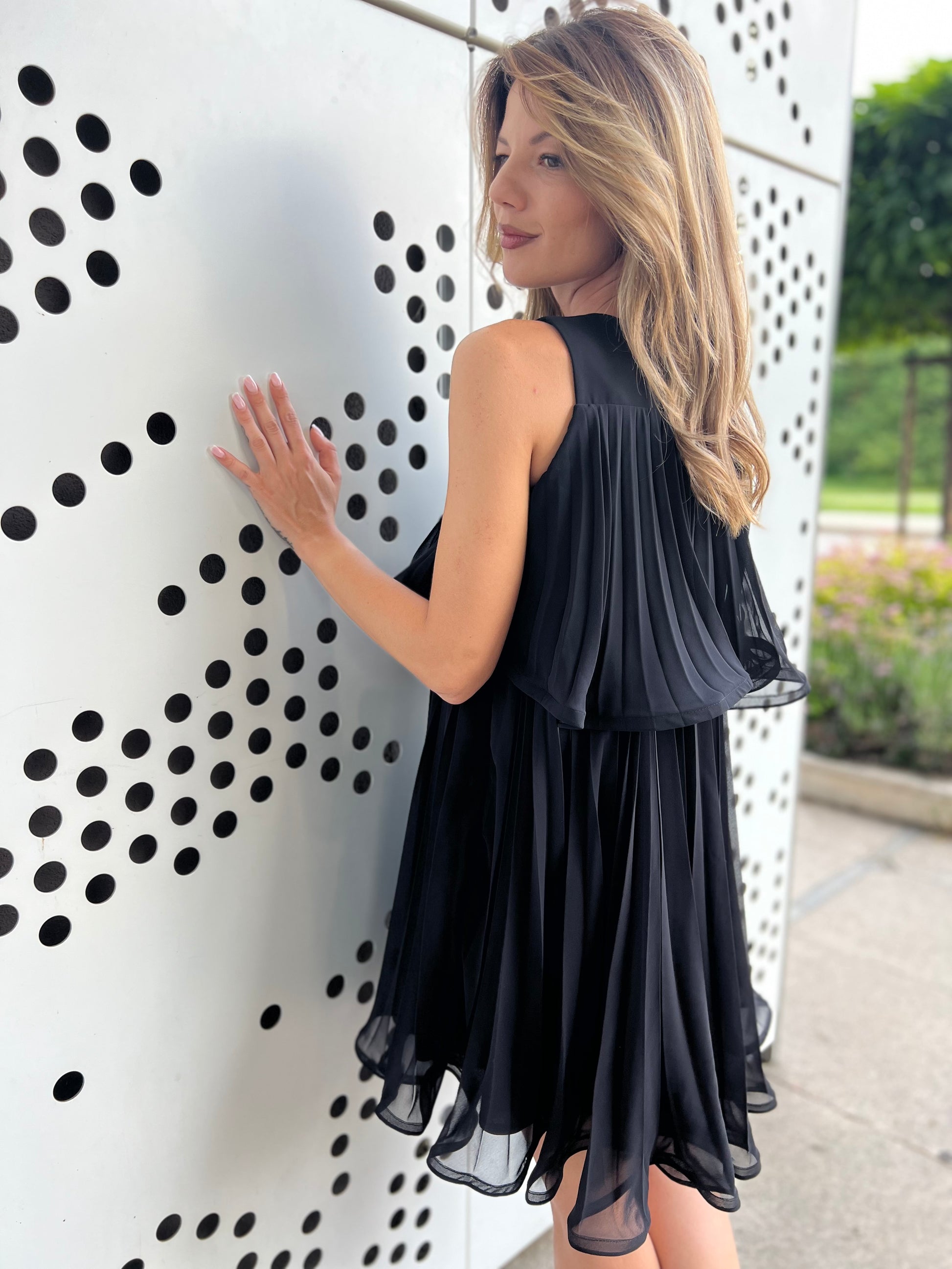 Дамска черна рокля на етажи, къса, с разкроена плисирана пола и без ръкави, модел Elicia.