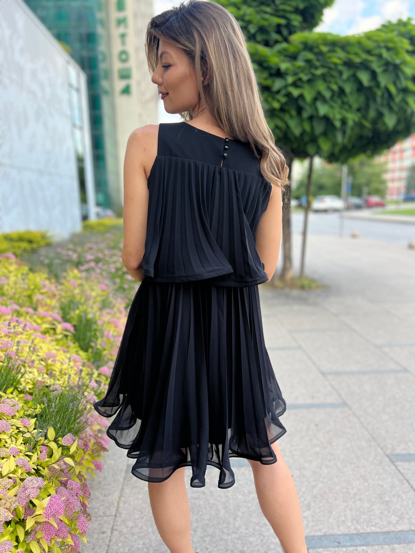 Дамска черна рокля на етажи, къса, с разкроена плисирана пола и без ръкави, модел Elicia.