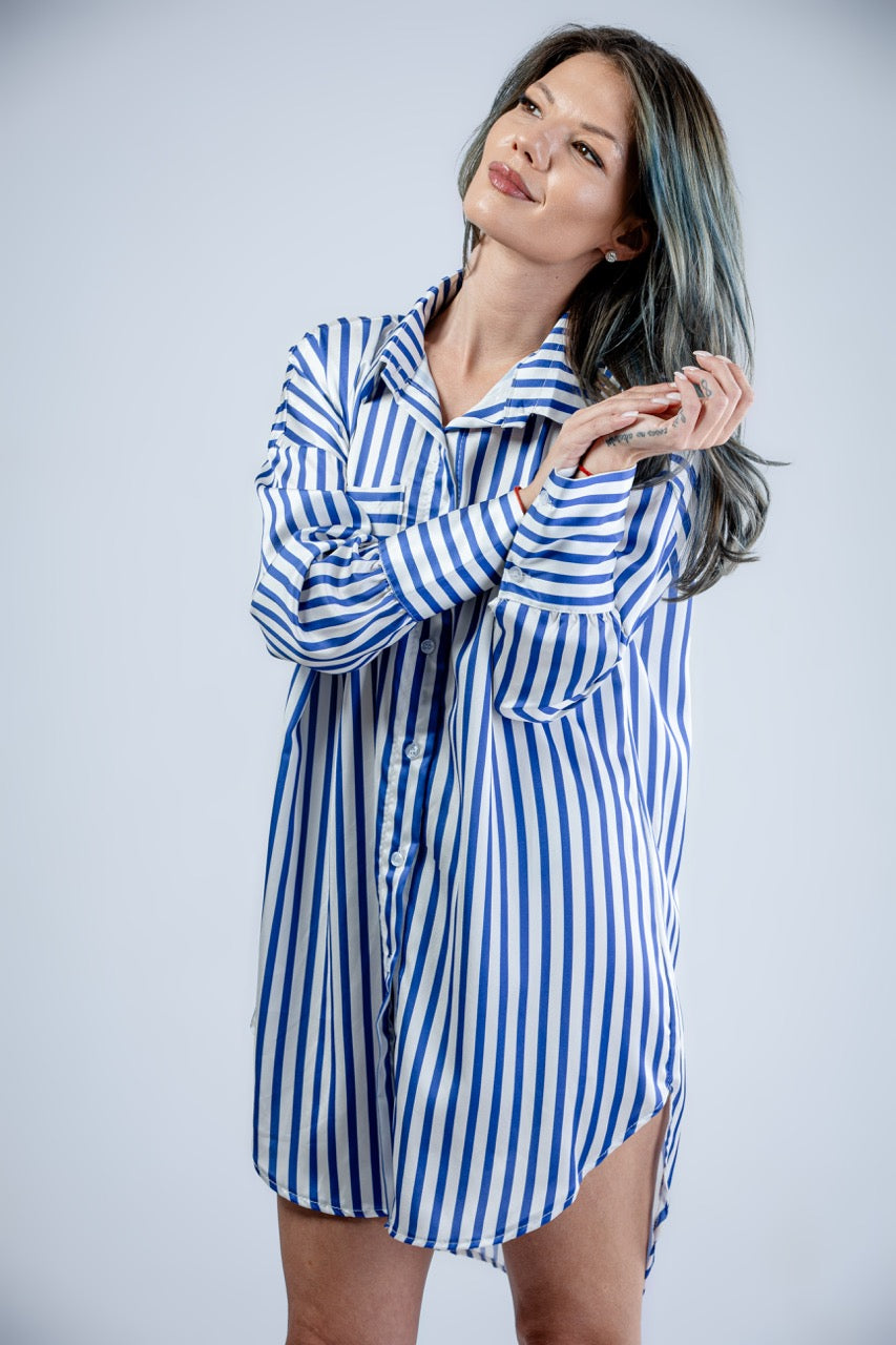 Дамска сатенирана овърсайз риза на синьо-бели райета, с дълъг ръкав и копчета, модел Elicia