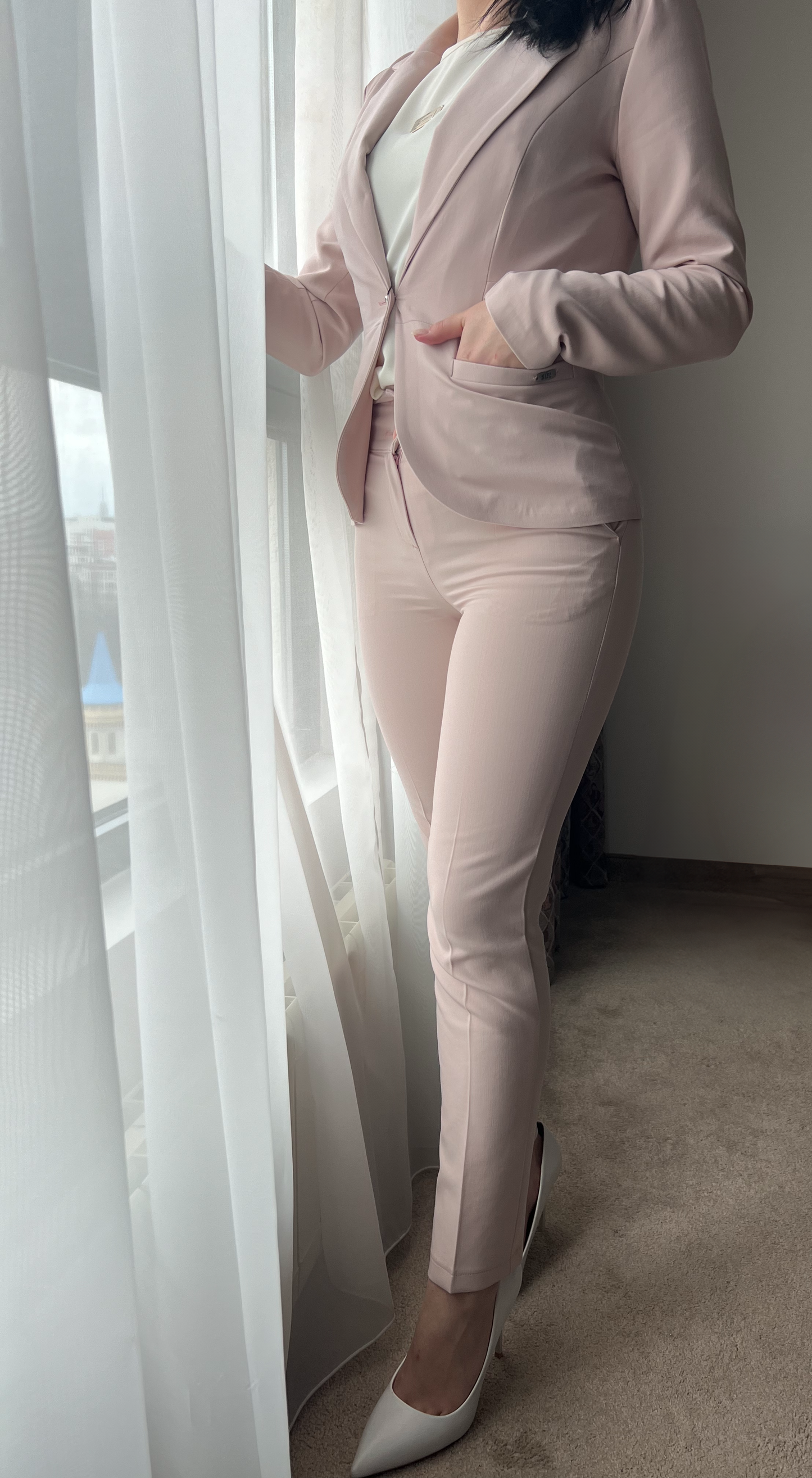 Дамски елегантен костюм в цвят пудра, вталено сако с едно копче и панталон тип цигара с дължина до глезена, модел Elicia