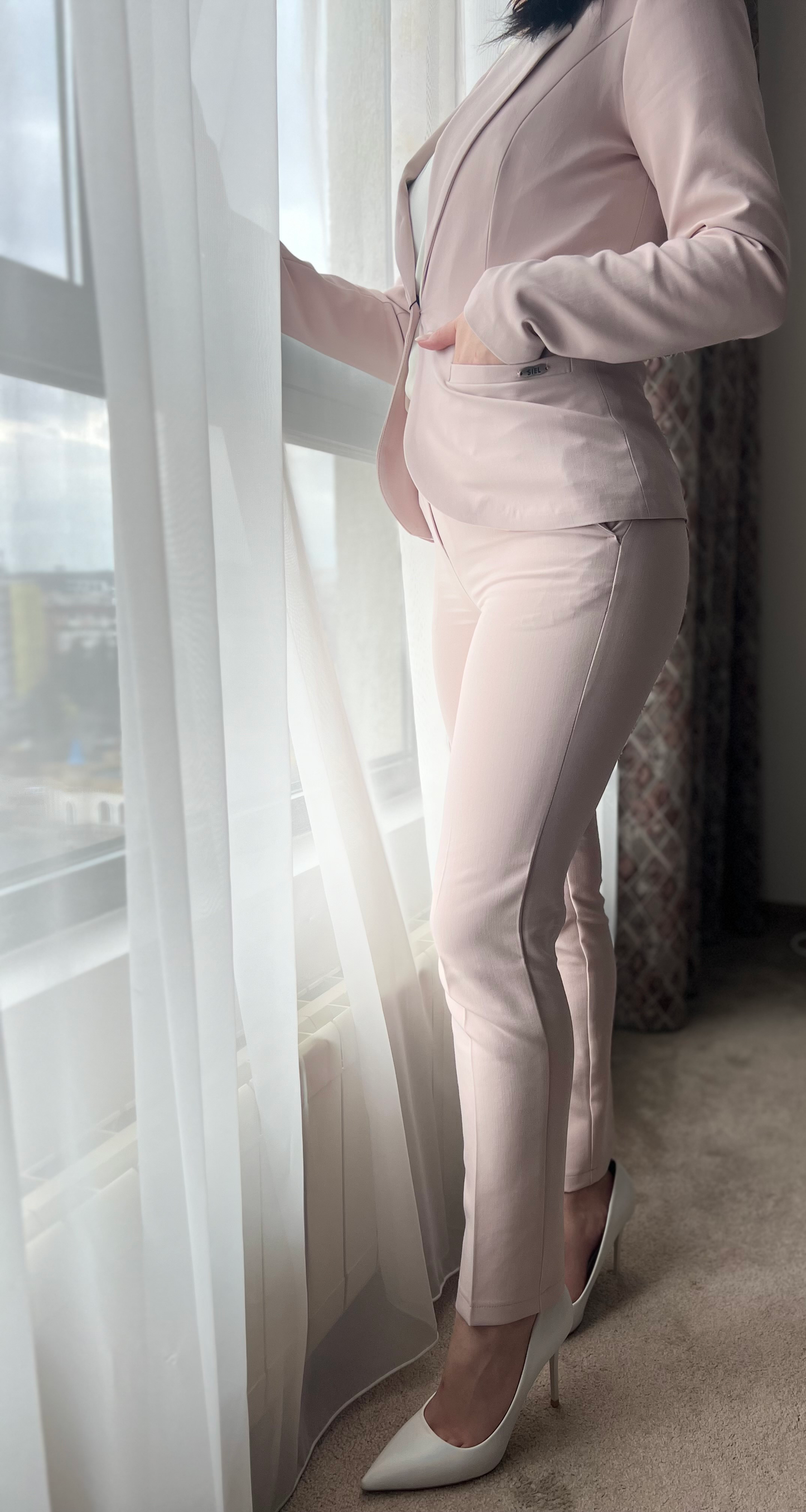 Дамски елегантен костюм в цвят пудра, вталено сако с едно копче и панталон тип цигара с дължина до глезена, модел Elicia