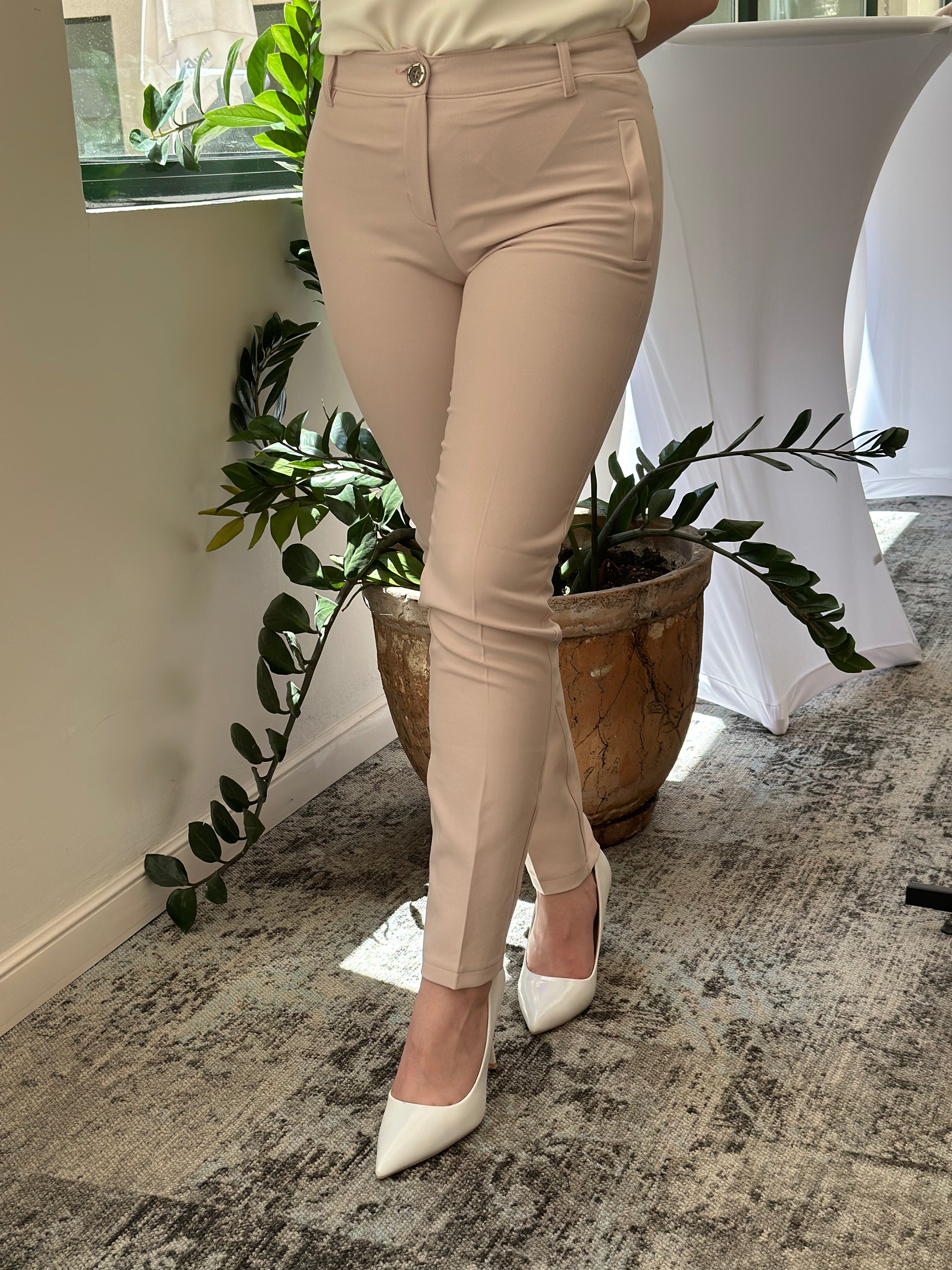 Дамски панталон тип цигара в цвят пудра, вталена кройка по тялото и дължина до глезена, модел Elicia