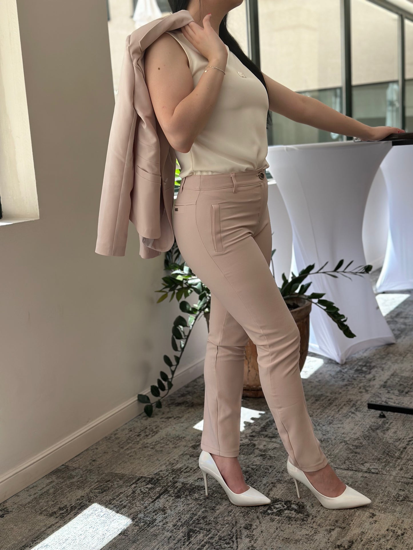 Добавете описателен текст: Дамски панталон тип цигара в цвят пудра, вталена кройка по тялото и дължина до глезена, модел Elicia