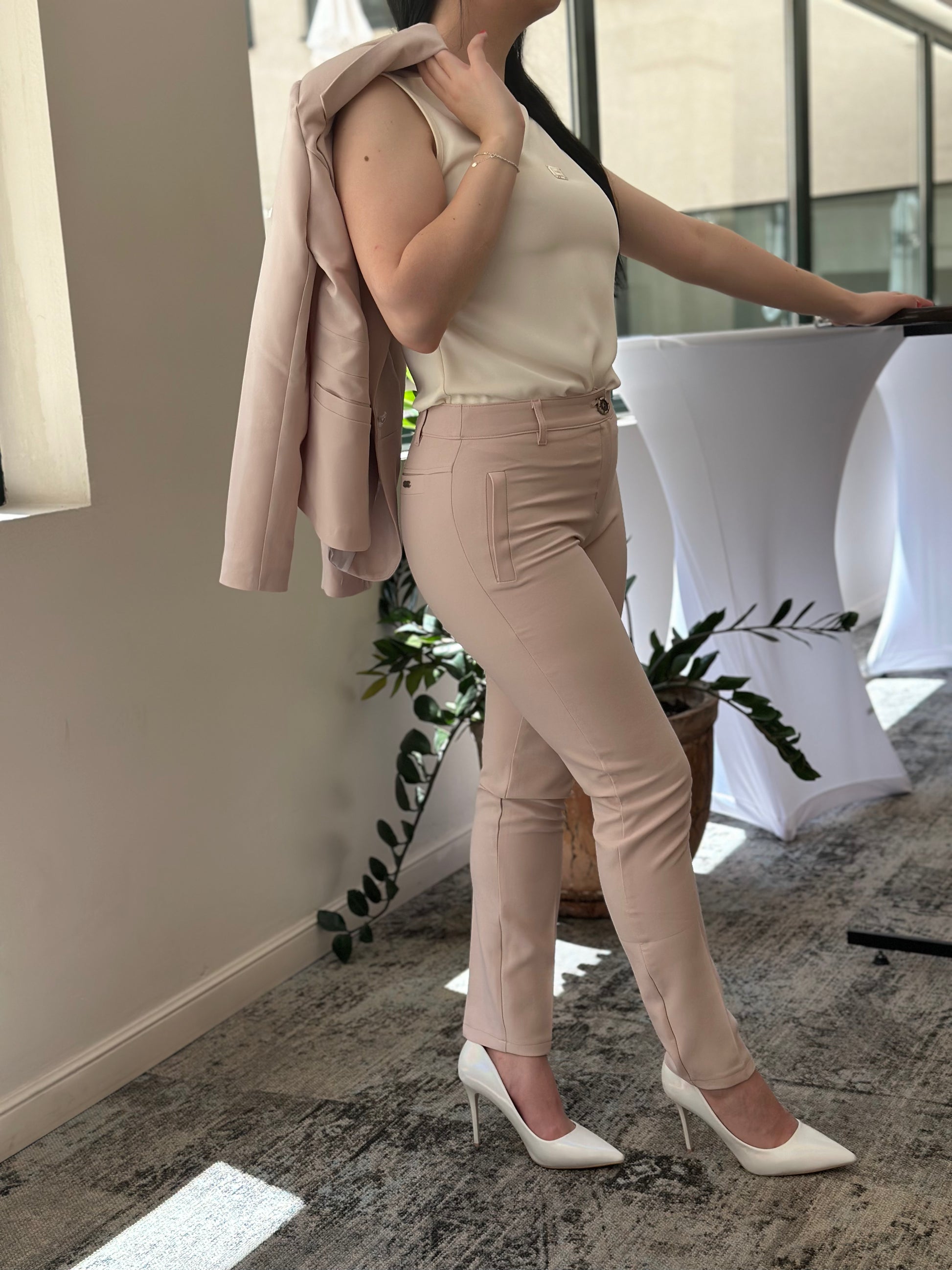 Добавете описателен текст: Дамски панталон тип цигара в цвят пудра, вталена кройка по тялото и дължина до глезена, модел Elicia