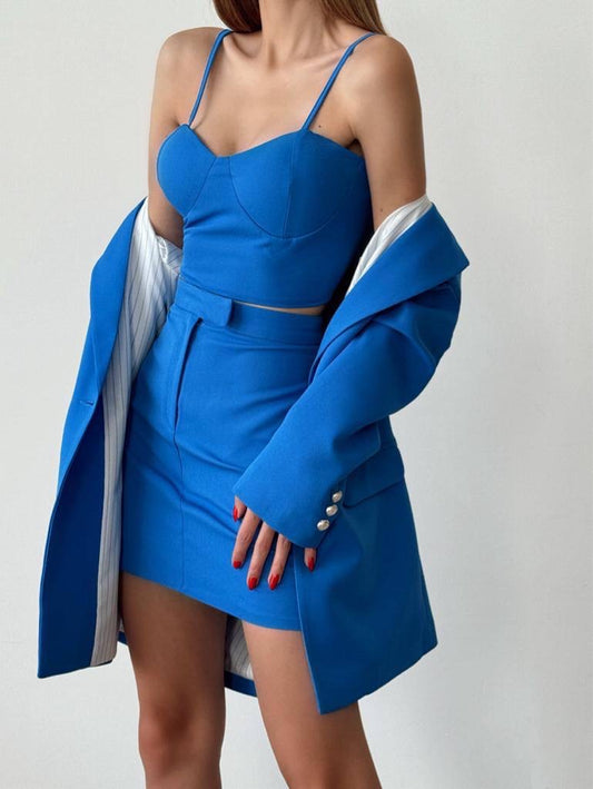 Елегантен дамски сет от три части в син цвят: сако (блейзър), късо бюстие с презрамки и вталена пола. Полиестер, модел Elicia