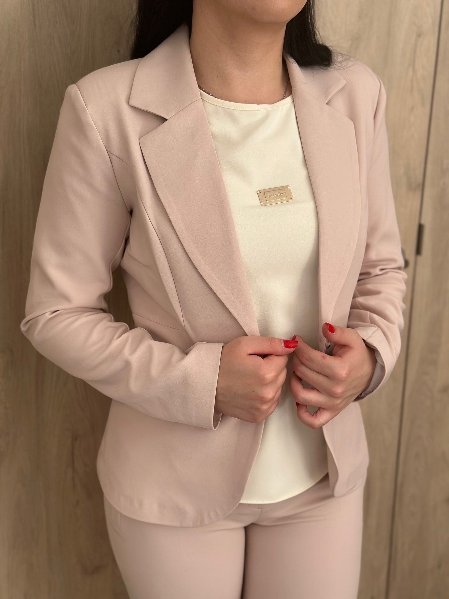 Дамско елегантно сако в цвят пудра, вталена кройка с един бутон и дълги ръкави, модел Elicia