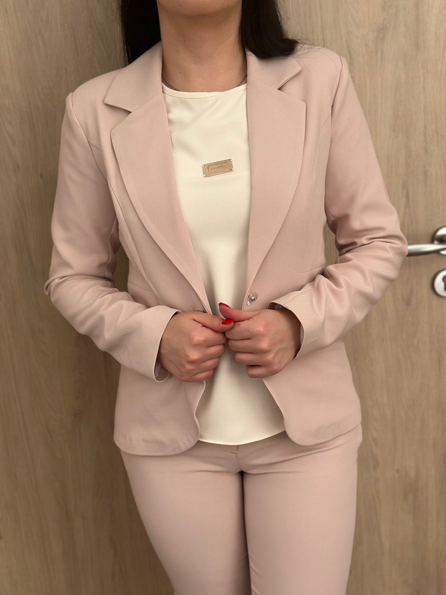 Дамско елегантно сако в цвят пудра, вталена кройка с един бутон и дълги ръкави, модел Elicia