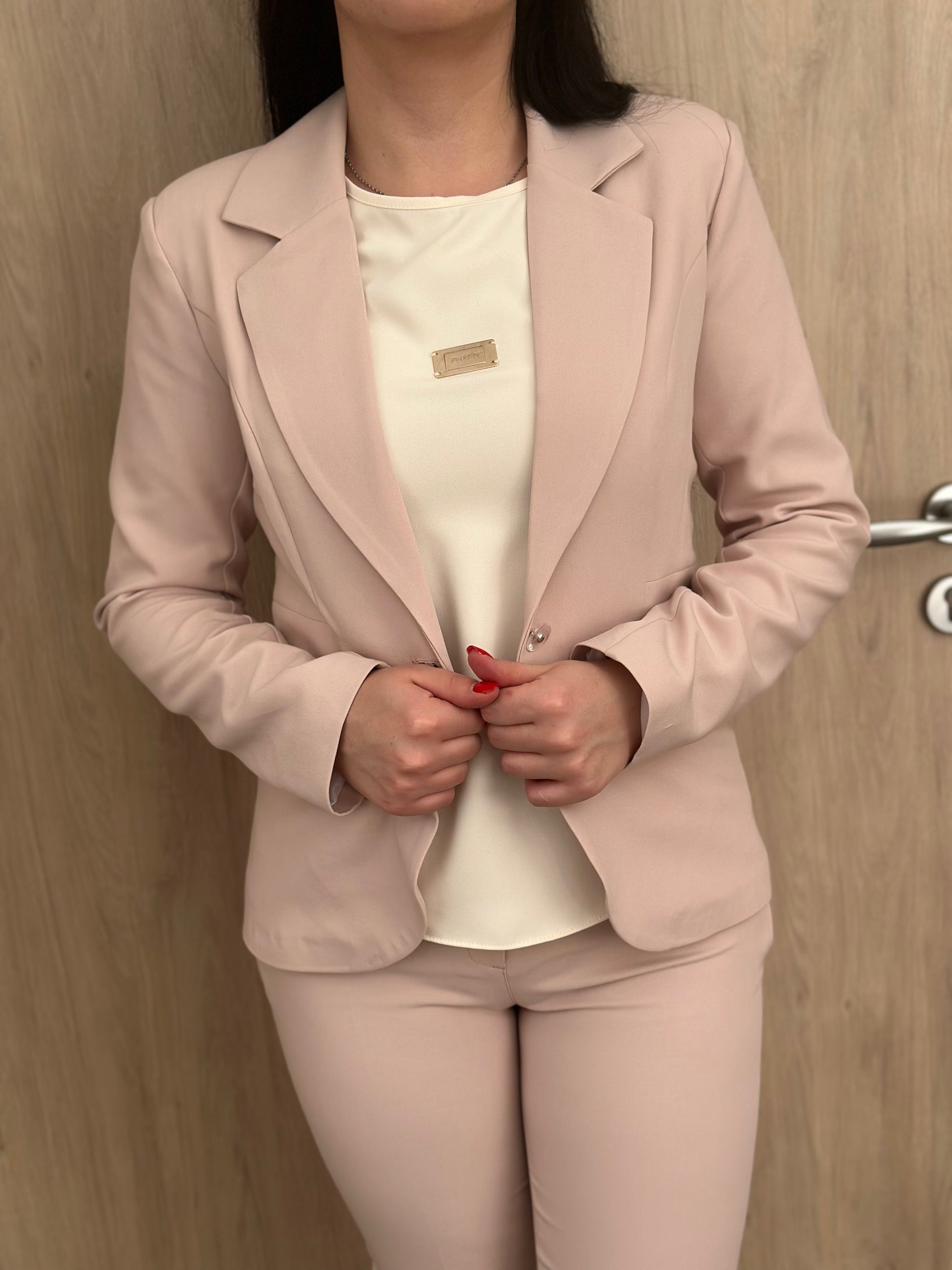 Дамско елегантно сако в цвят пудра, вталена кройка с един бутон и дълги ръкави, модел Elicia