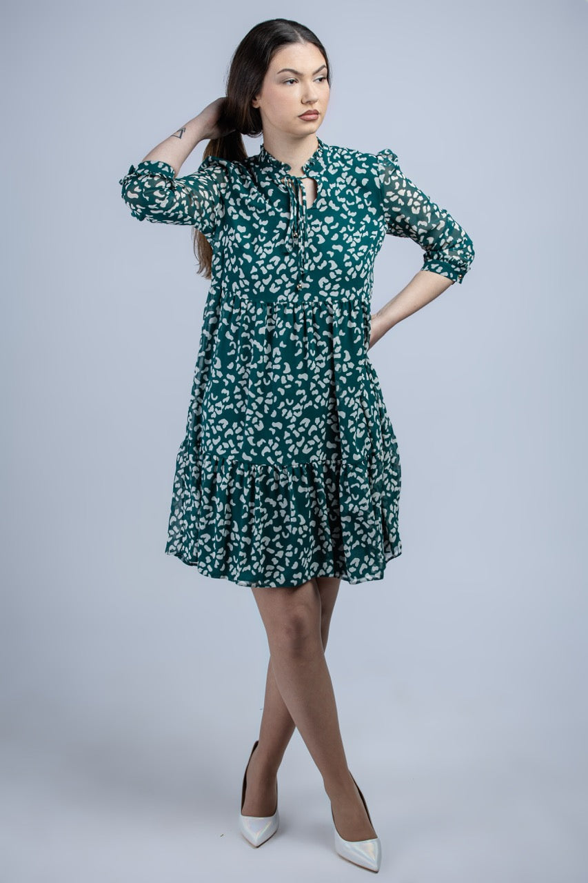 Зелена дамска свободна рокля на бяла шарка, къса, с 3/4 ръкави и връзка на деколтето, модел Elicia