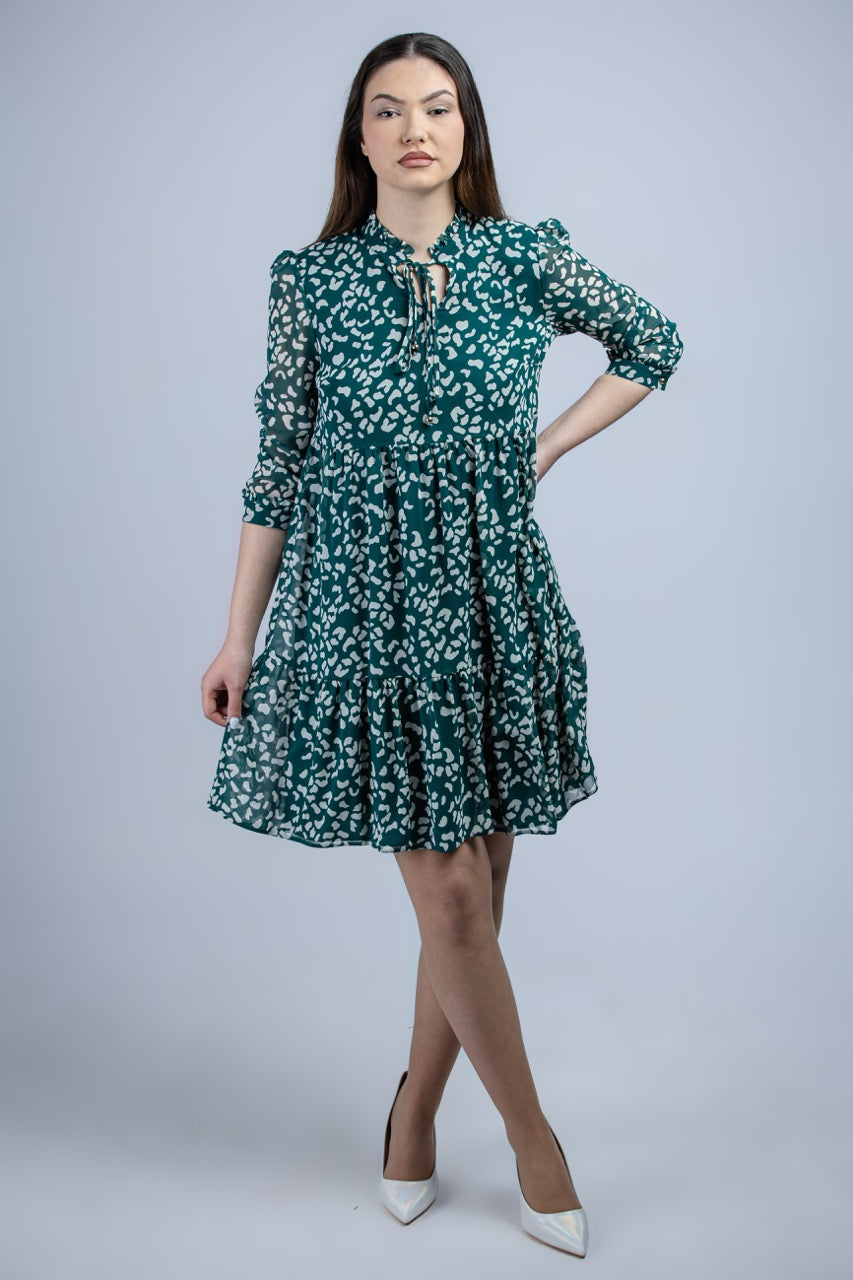 Зелена дамска свободна рокля на бяла шарка, къса, с 3/4 ръкави и връзка на деколтето, модел Elicia